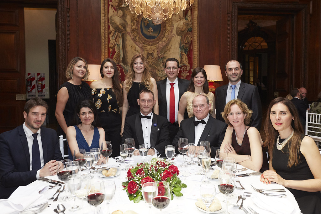 Sentados: Jérôme Maréchal, agregado comercial de Business France; Cristina Alfonso, directora general de Business France Argentina y Chile; Emmanuel Richard, director general de Deveryware Argentina; Jacques Salognon, presidente de Deveryware Francia; Cécile Mignot y Luciana Porta (BA75 Atelier Arquitect). De pie: Alejandra Gesto, agregada sectorial Energía, Industria y Minería de los Servicios Económicos del Cono Sur de la embajada de Francia; Julie Véguer, agregada sectorial de Nuevas Tecnologías, Salud, Agricultura y Servicios de los Servicios Económicos del Cono Sur de la embajada de Francia; Daniela Lefèbvre, agregada comercial de Business France; Laurent Waksmann, gerente de desarrollo de Negocios de Cloudspace; Macarena Pereyra Rozas (Estudio Pereyra Rozas); y Alfredo Katzenstein, presidente de Cuantic
