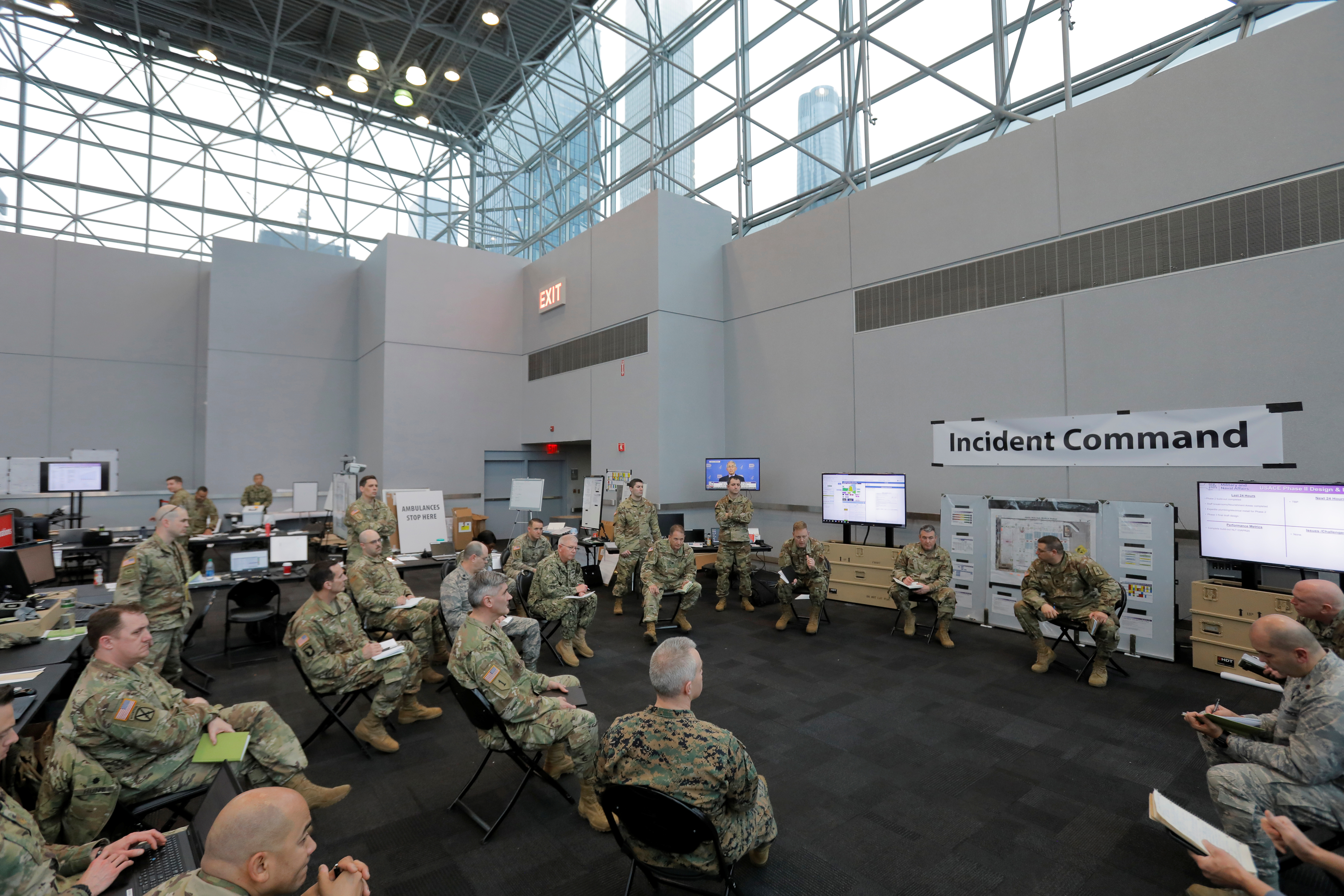 Una base militar de los Estados Unidos en Corea del Sur realiza pruebas a personas que ingresan en la guarnición del ejército estadounidense Daegu, para que huelan vinagre de manzana y poder determinar así si tienen uno de los síntomas del COVID-19, la pérdida del olfato (REUTERS/Andrew Kelly)