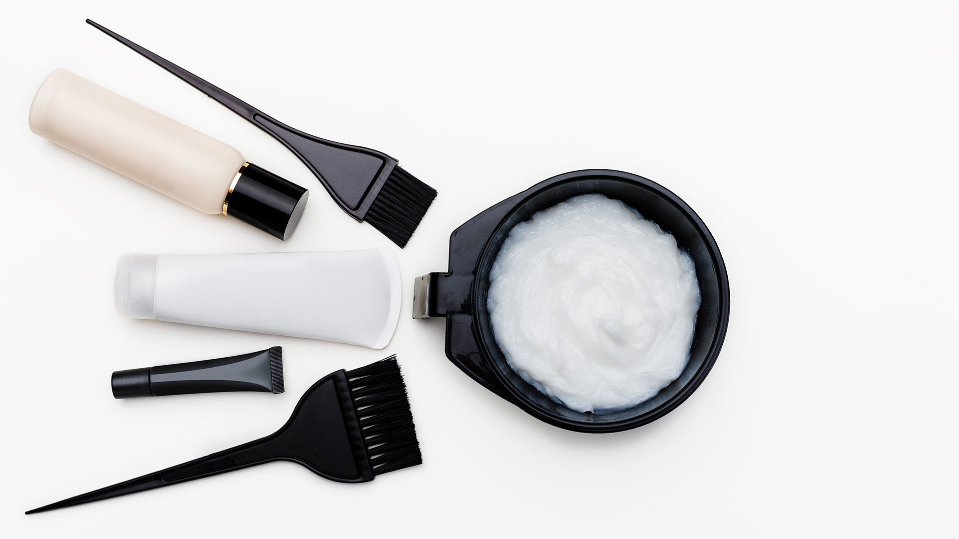 Los elementos necesarios para preparar la tintura en casa (Shutterstock.com)