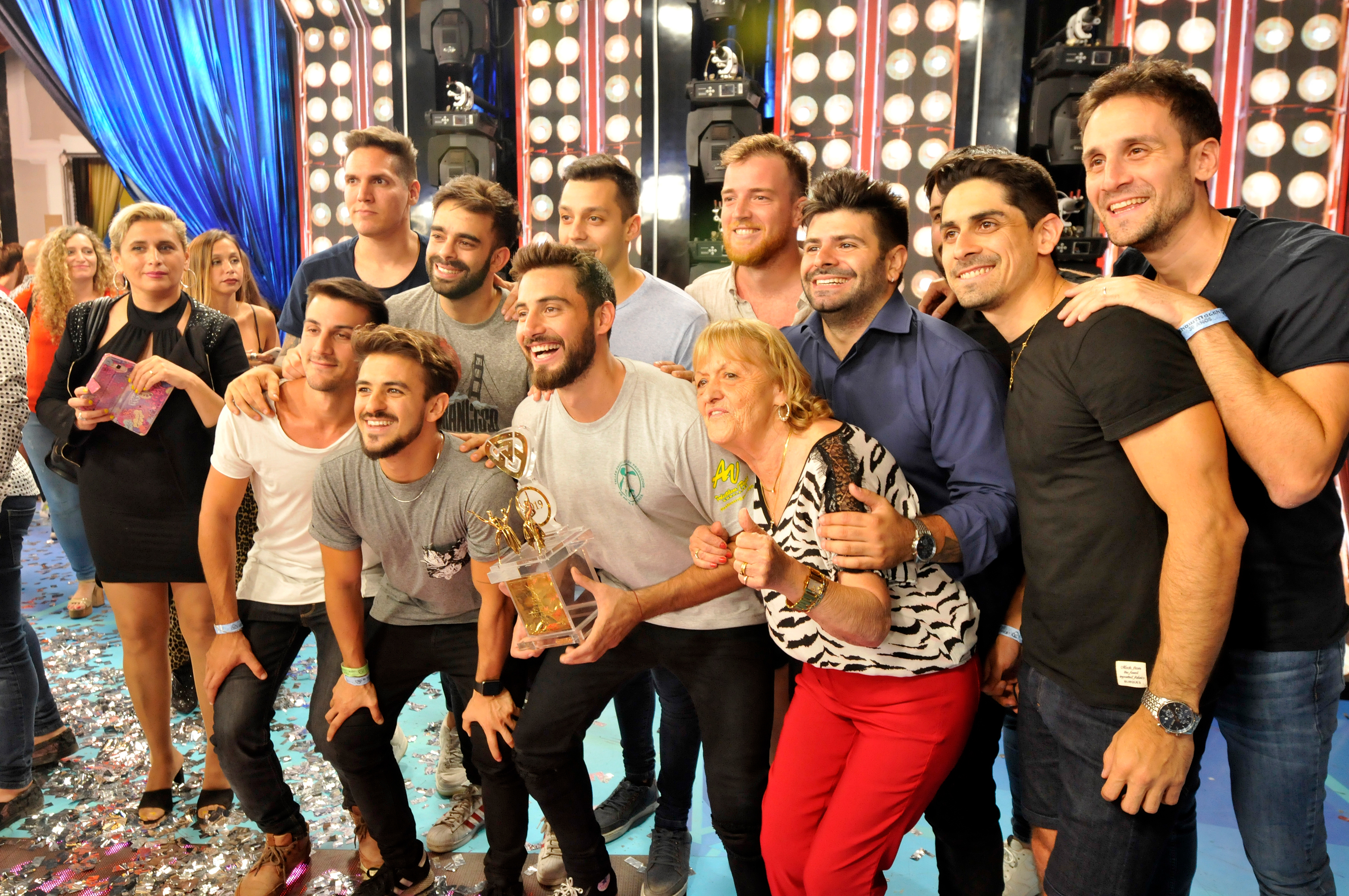 Nico Occhiato celebra el premio con su equipo, familiares y amigos