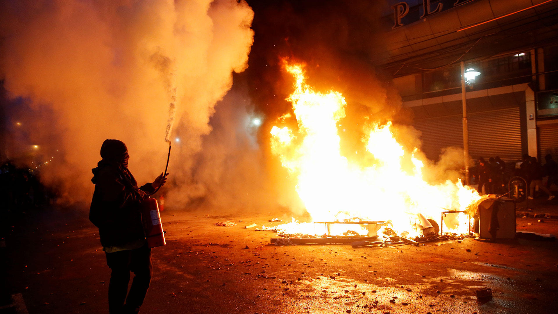 las protestas se radicalizaron y derivaron en graves hechos vandálicos en Santiago de Chile, que se replicaron de nuevo esta jornada en la capital del país pero que se extendieron también a otras ciudades, como Concepción (centro-sur) y Valparaíso (costa central).