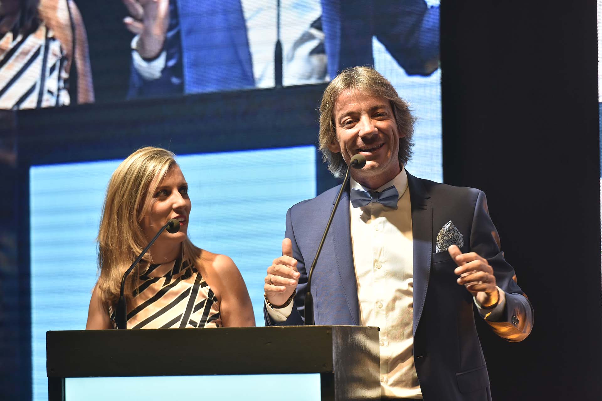 Los conductores del evento, Pablo Colombo y Alejandra Lucino, dieron comienzo a la ceremonia en un clima festivo