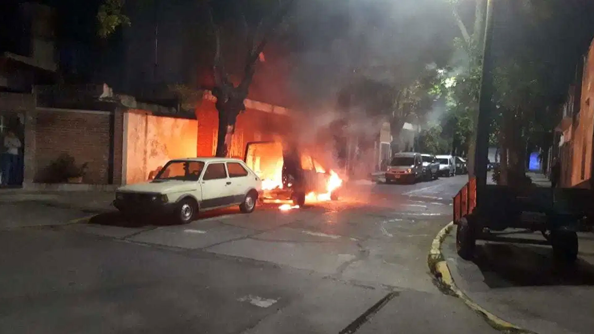 On fire: uno de los ataques de la madrugada del martes en Villa Devoto.