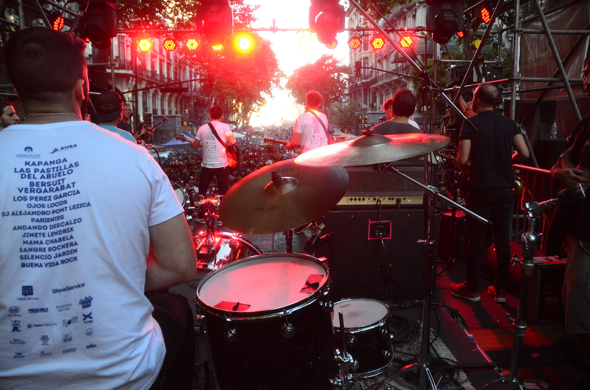 A partir de las 16 hs, tocaron bandas como Buena Vida Rock, Silencio Jardín, Sangre Rockera, Mamá Chabela, Jinete Lendrix, Andando Descalzo, Ojos Locos, Parientes y DJ Alejandro Pont Lezica