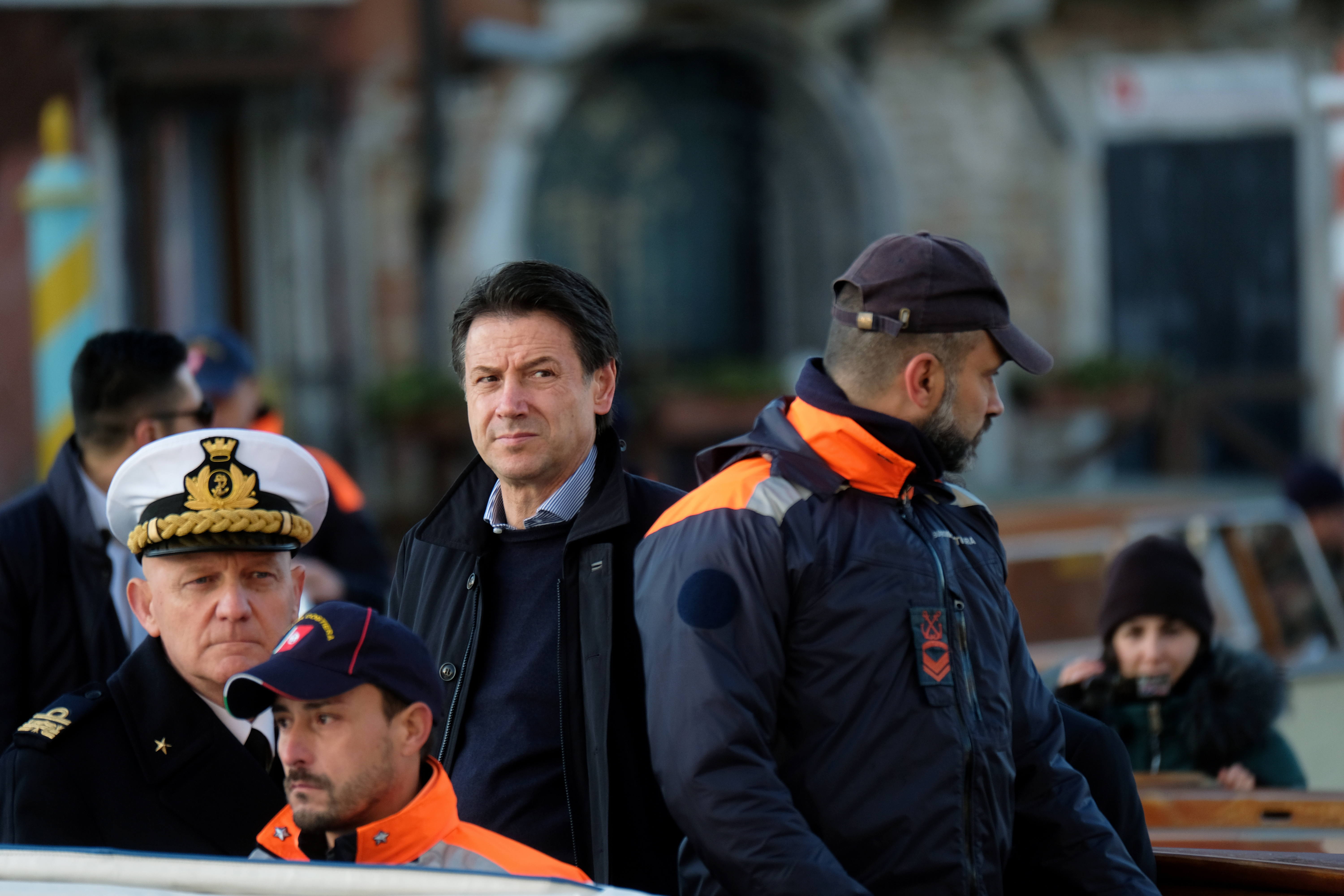 El primer ministro italiano Giuseppe Conte llega a Venecia para enfrentar las inundaciones históricamente altas. (Reuters)