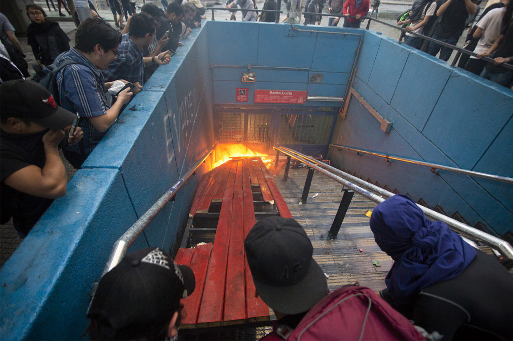 Las revueltas de los estudiantes de secundaria empezaron masivamente el lunes con centenares de jóvenes que irrumpieron en diversas estaciones saltando o metiéndose por debajo de los validadores de pasajes