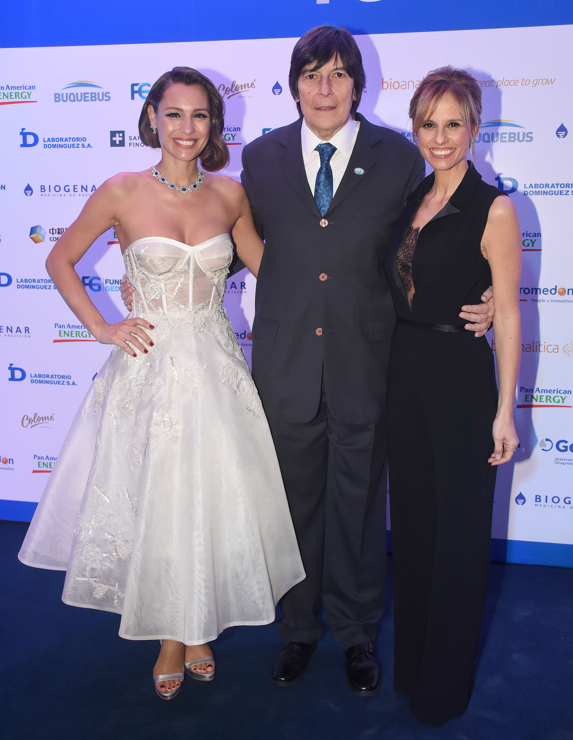 Pampita y Mariana Fabbiani junto al Dr. Luis Caro