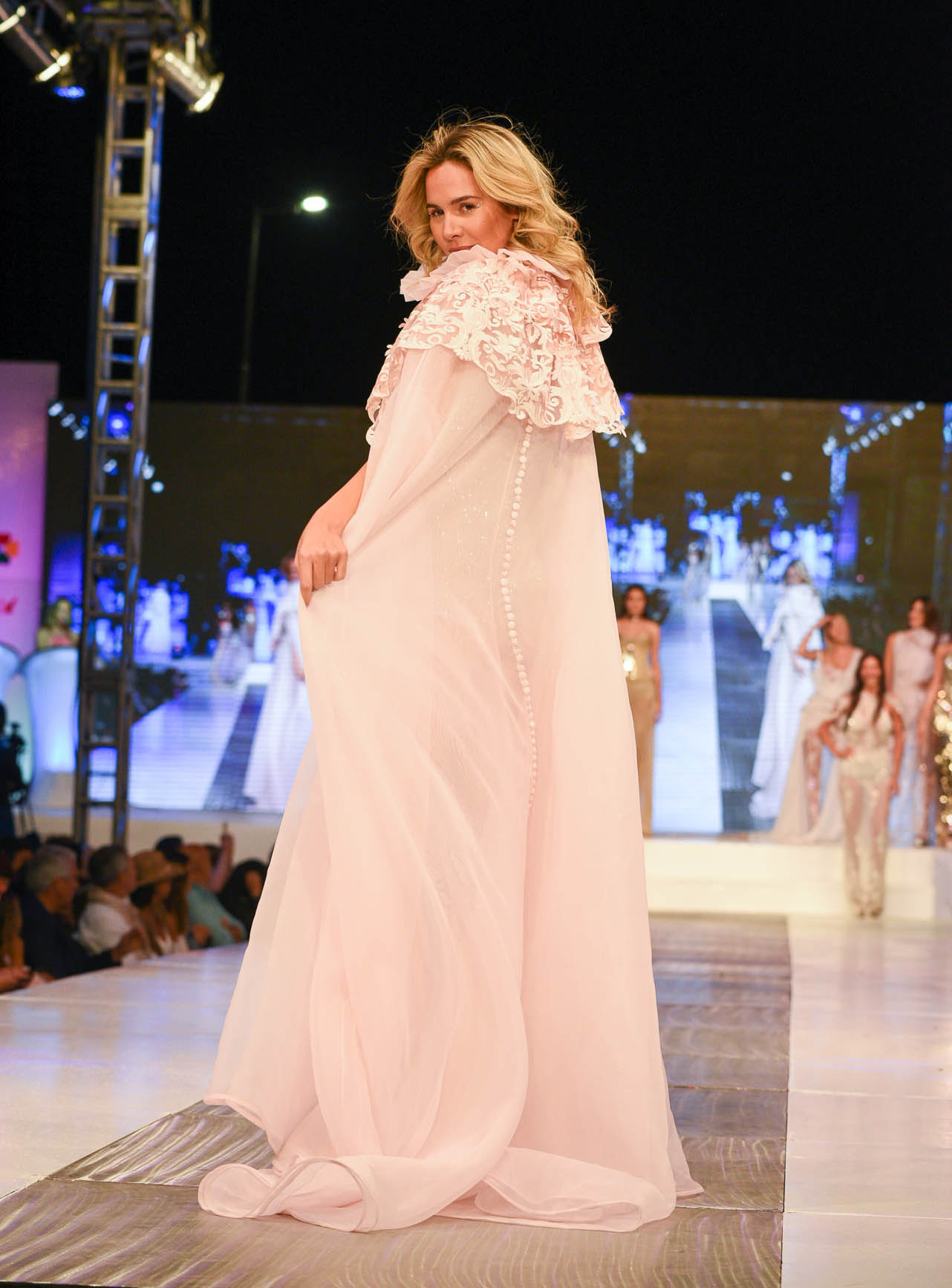 Elina Fernández brilló en la pasarela del Pinamar Moda Look con un diseño de Verónica de la Canal