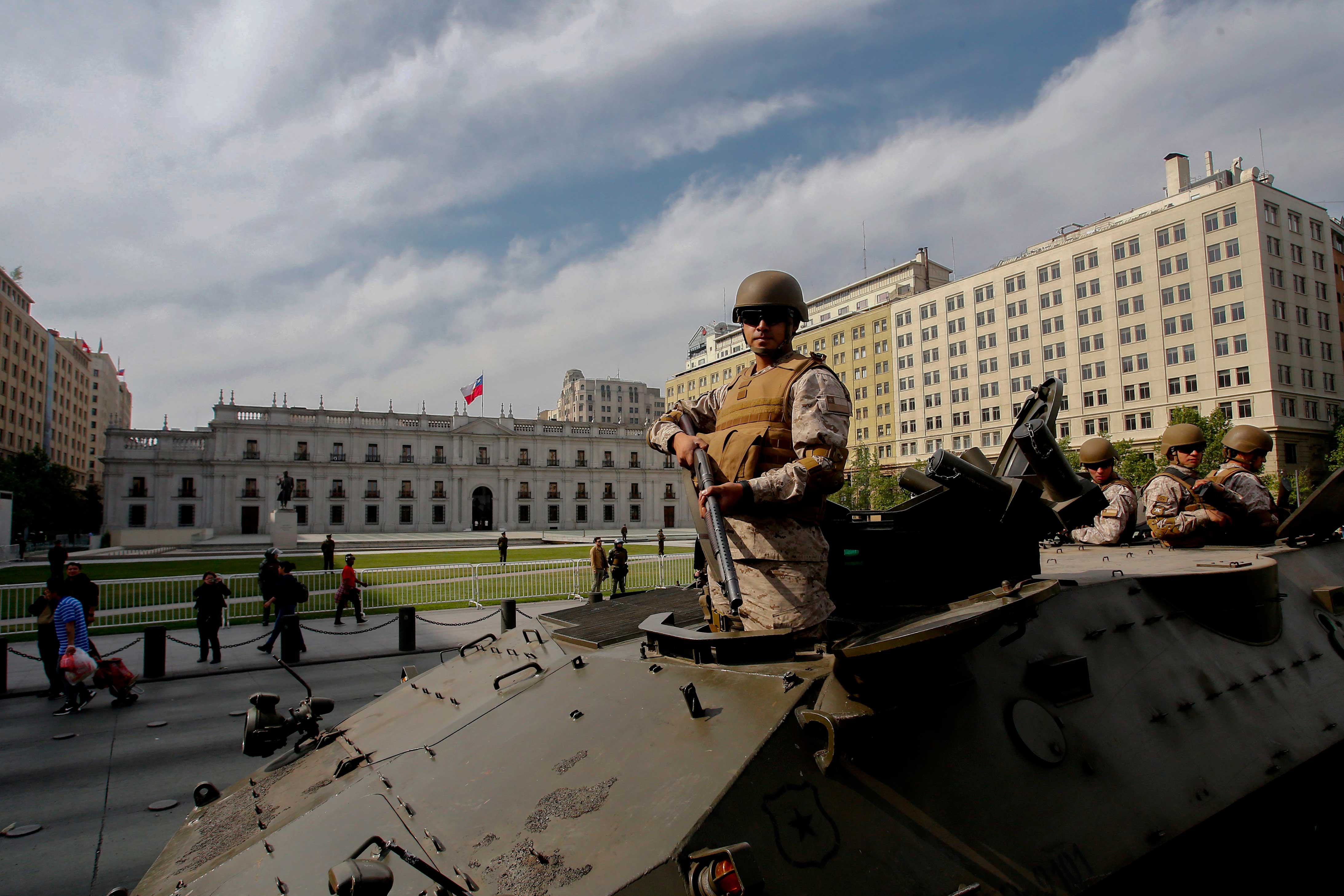Un tanque militar estacionado afuera de la Casa de la Moneda, sede del poder ejecutivo chileno.