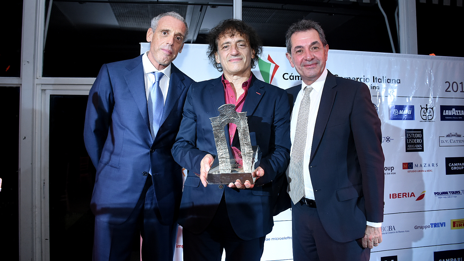 Durante la noche, la Cámara de Comercio Italiana en la República Argentina entregó sus premios a empresarios y personalidades destacadas en diferentes sectores del quehacer nacional. Ángel Mahler, ex ministro de Cultura porteño, recibió el Premio all’Impegno ed all’Eccellenza nel Lavoro - Nicola Catena