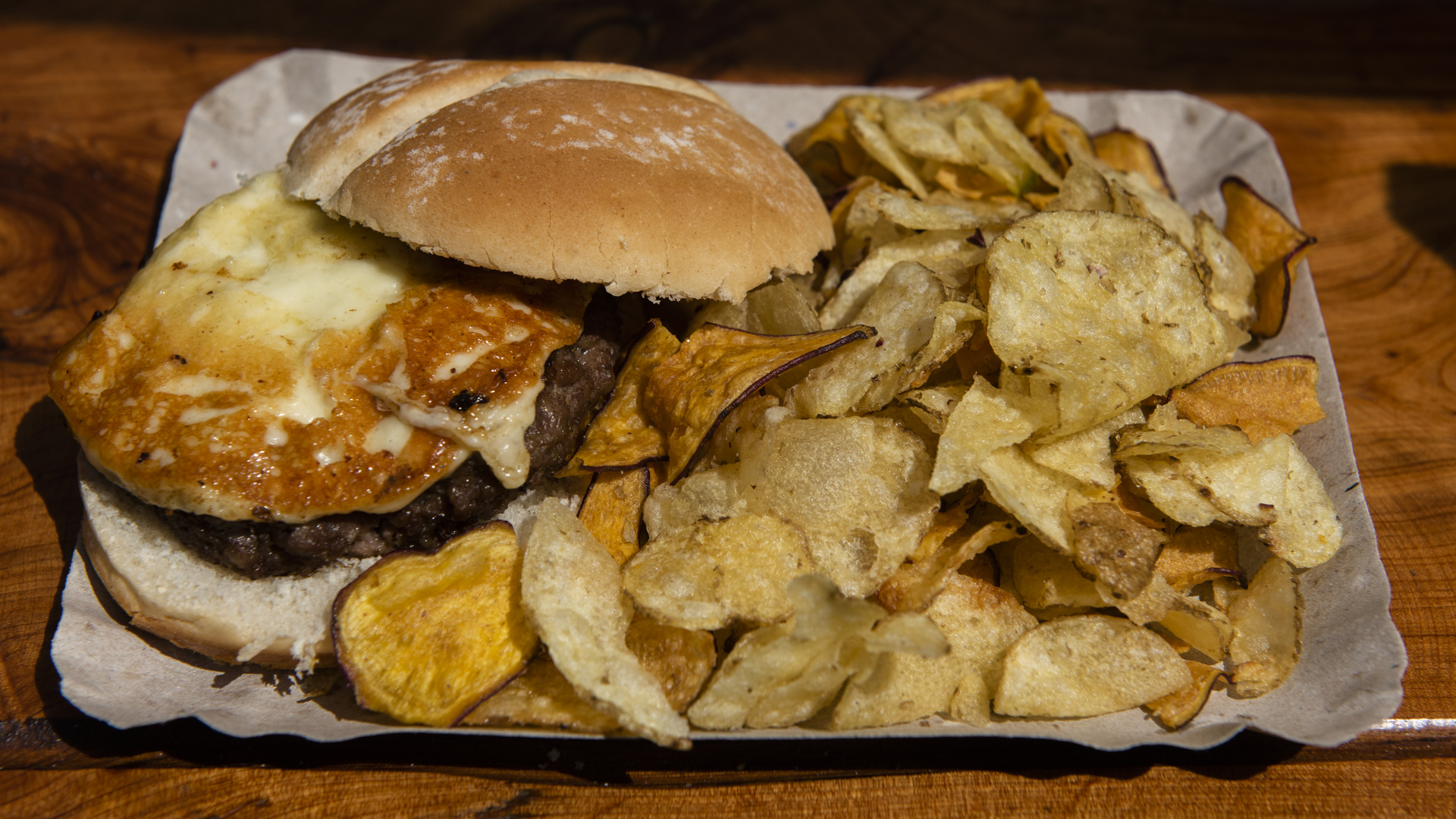En el food truck Nonna Pia llamó la atención su cartel que decía que Provoburger 50% burger, 50% provoleta. “Es una hamburguesa que en la preparación le ponemos carne vacuna y provoleta rallada, con eso hacemos lo que sería el medallón para terminar de sacarse las ganas de comer queso. Este menú lo hacemos especialmente para las ferias”. Lo sirven acompañado de papas y batatas fritas de snack