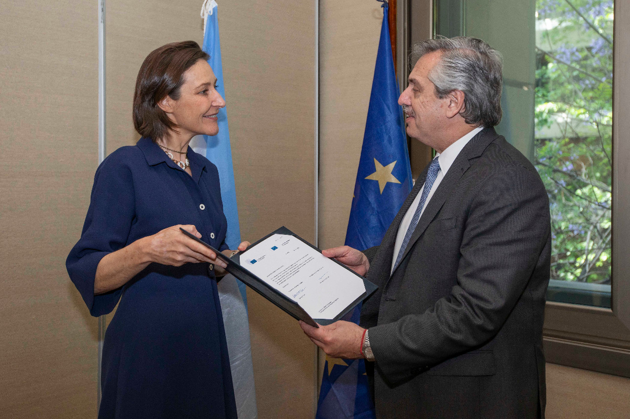 Visita del presidente Alberto Fernández a la sede de la Unión Europea. En la foto, con la ex canciller de la UE Federica Mogherini
