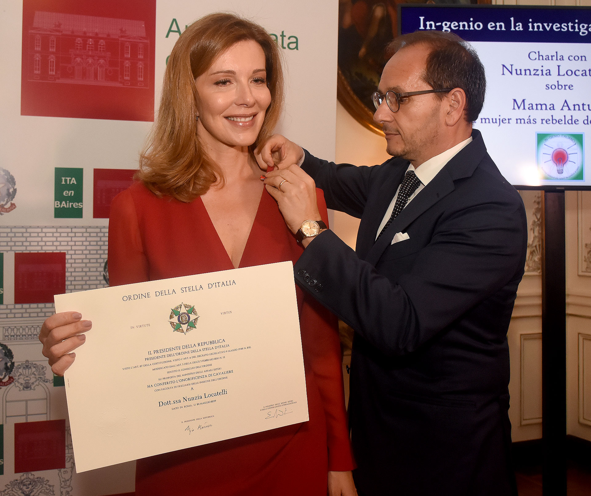 Nunzia Locatelli recibió la condecoración de la mano del embajador