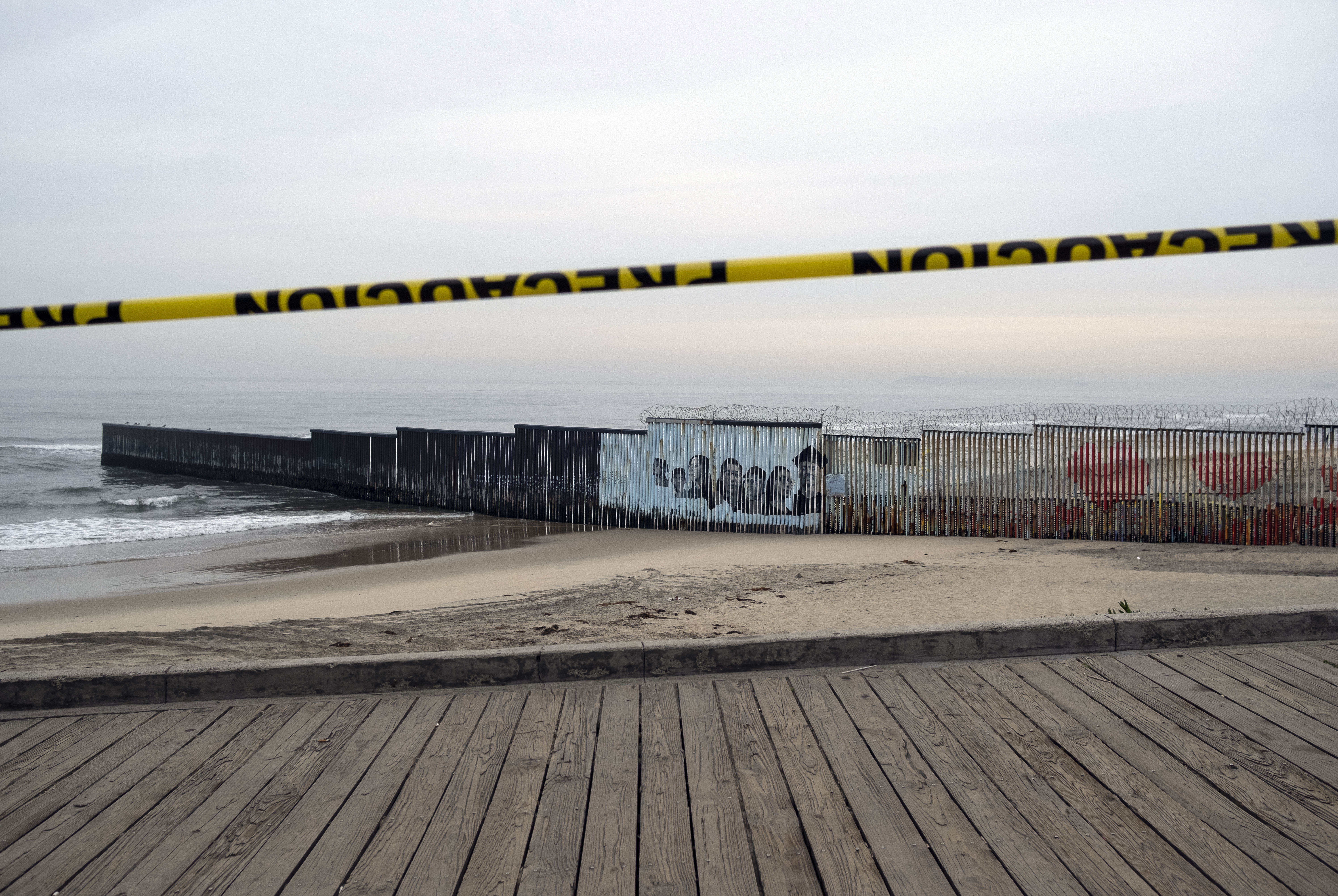 Se ve una línea de precaución mientras la playa permanece cerrada al público, cerca de la valla fronteriza México-Estados Unidos en Playas de Tijuana, estado de Baja California, México, el 31 de marzo de 2020.
