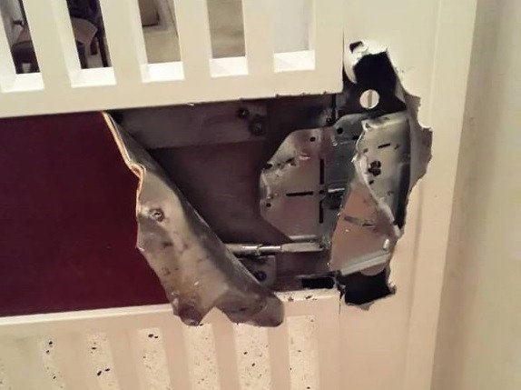 Cerradura rota por invasores a un apartamento del edificio Cuatricentenario (Foto: Suministrada por vecinos)