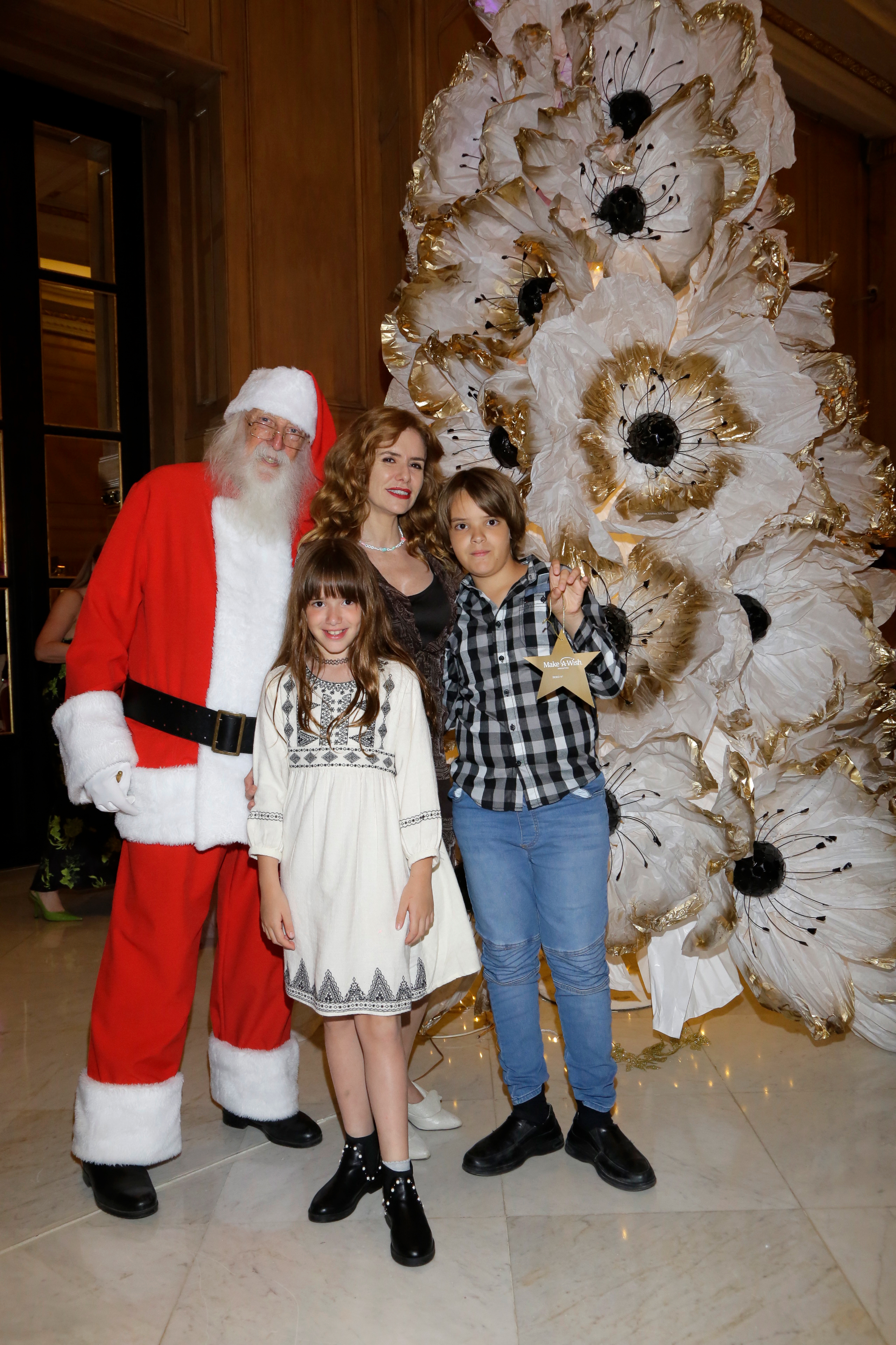 Karina El Azem con sus hijos Esmeralda y Lorenzo Pettinato