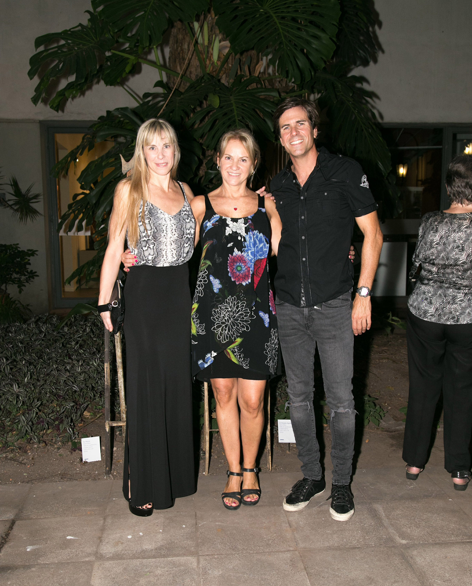 Carmela Blanco junto a su hermano, Tobías Blanco, y su novia