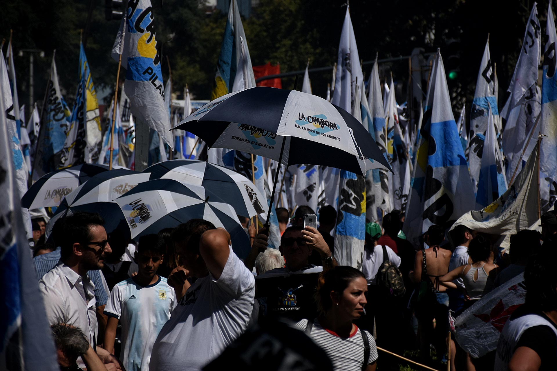 Con un video que comienza con la foto del presidente saludando desde la terraza de la Casa Rosada el 10 de diciembre, después de asumir, y seguido por una foto suya junto a la actual vice, Cristina Kirchner, el núcleo duro del kirchnerismo invitó a sus militantes a acompañar a Alberto Fernández bajo el hashtag #TodosConAlberto