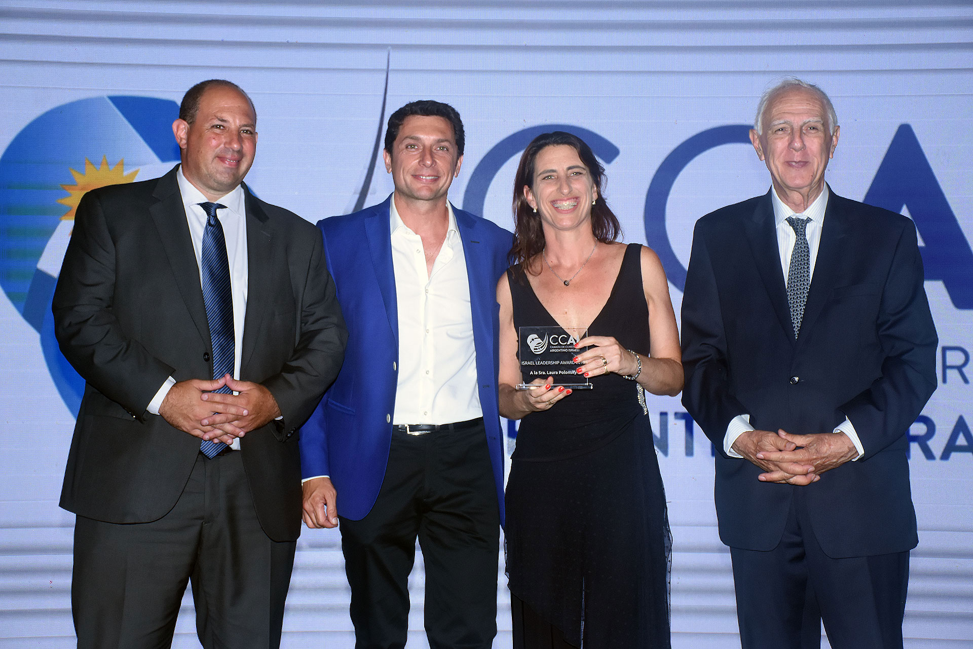 Laura Polonsky, directora de Mind and Process, una consultora especializada en gestión por procesos, calidad y sustentabilidad, posa con la distinción Israel Leadership Awards 2019