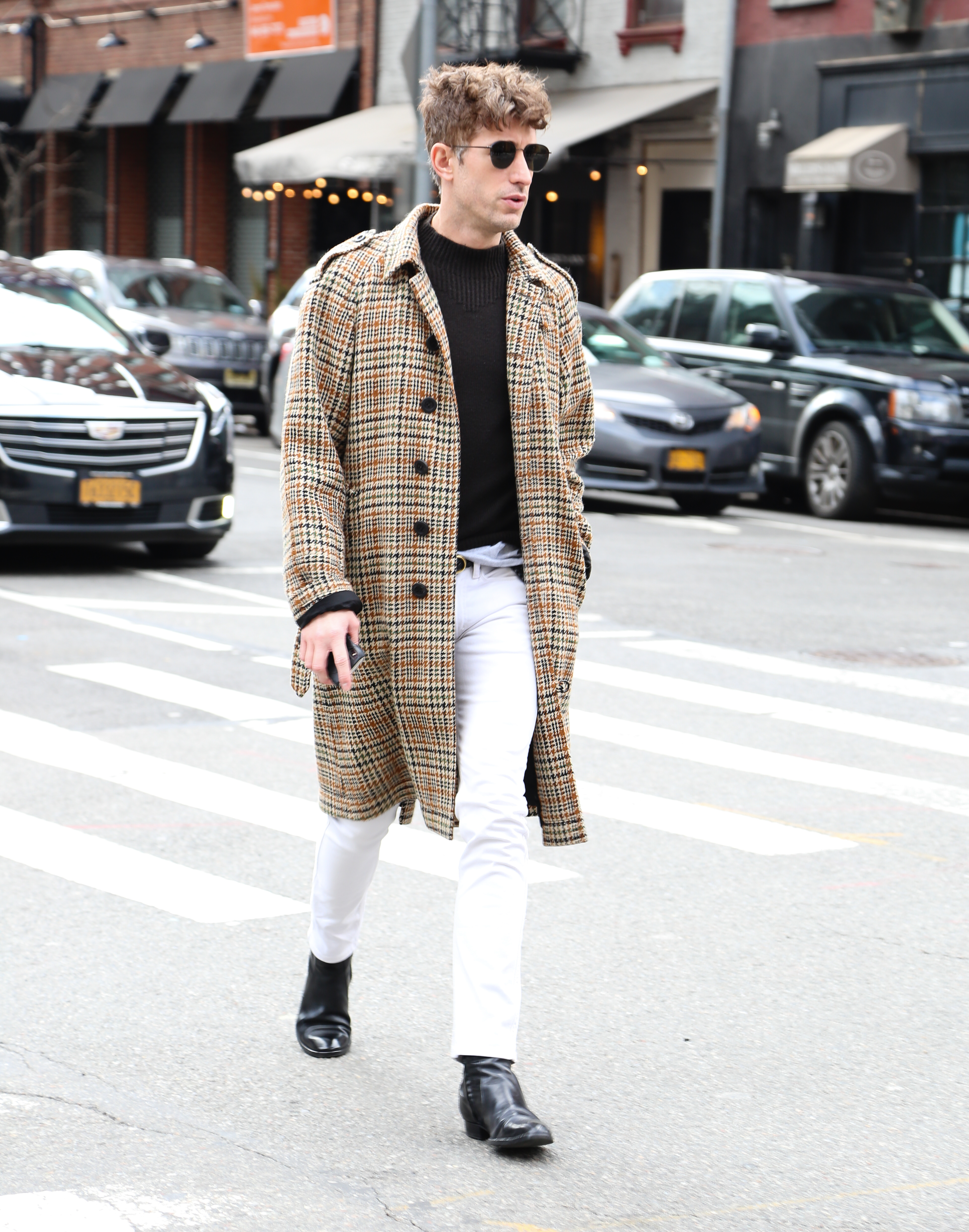 El street style también es para ellos. Un sobretodo cuadrillé con pantalón blanco, remera y booties negros. Un gran estilo para el NYFW 2020
