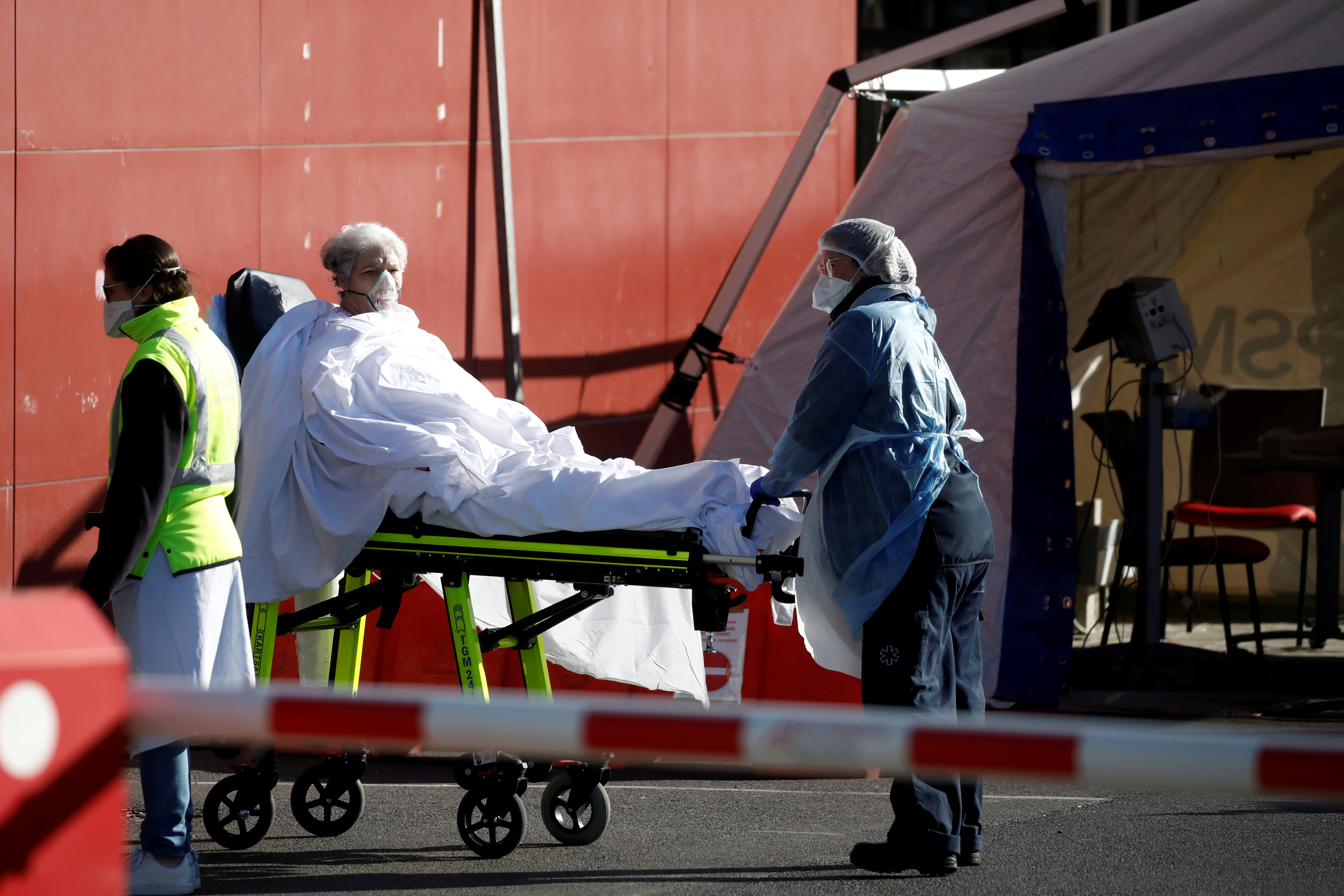Paramédicos trasladan a un paciente en París, Francia (REUTERS/Benoit Tessier)