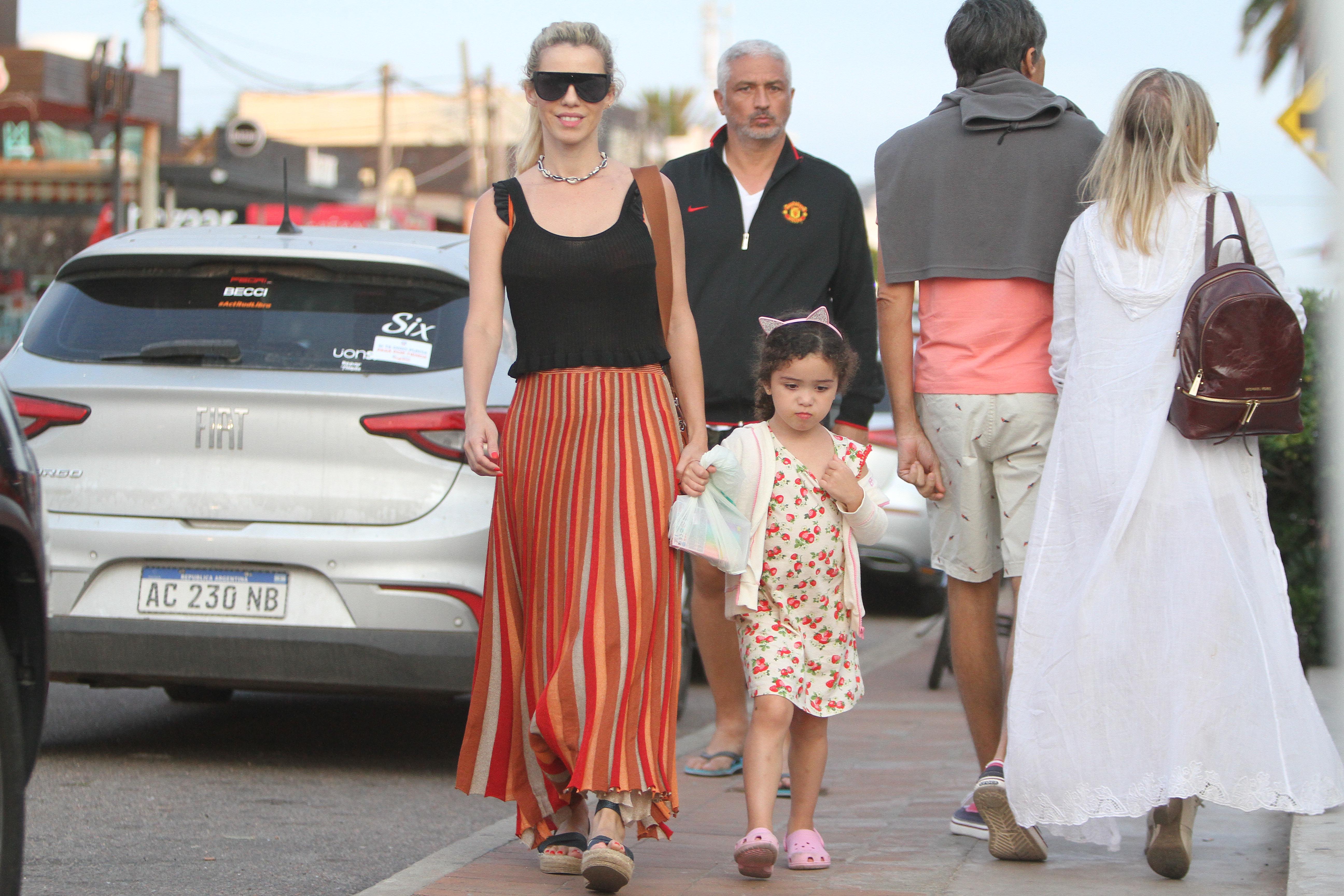 Lola Becerra salió de paseo con una maxifalda naranja y plataformas