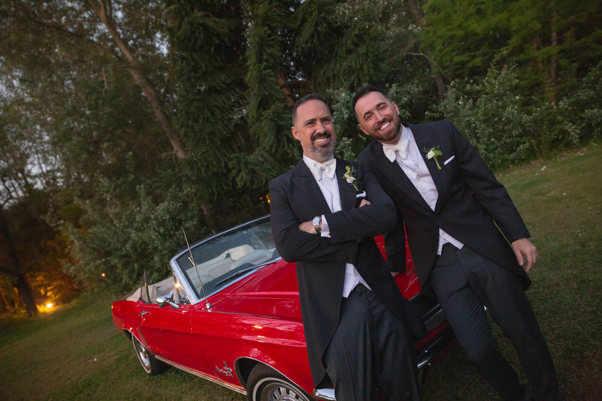 Los novios entraron a la fiesta a bordo de un Ford Mustang de colección, acompañados por el tema de la película “Ghost,, la sombra del amor