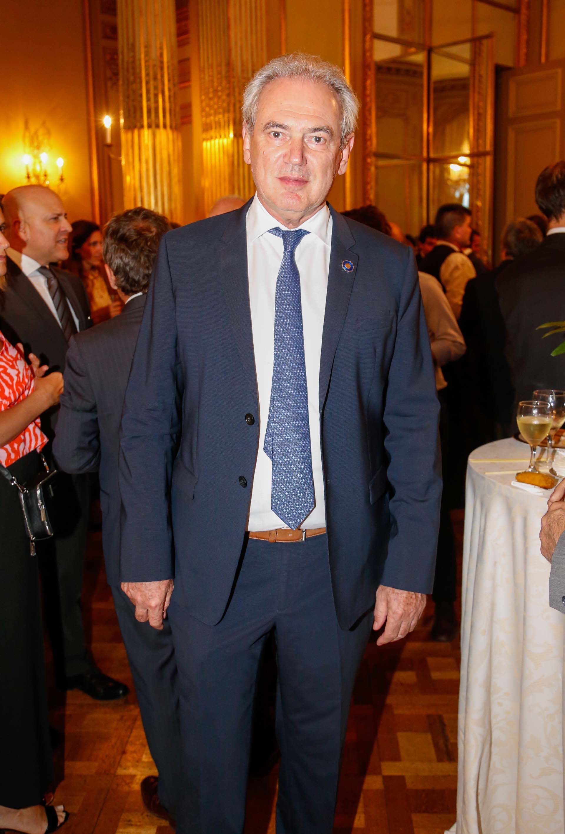 El diputado Atilio Benedetti. AmCham promueve un ambiente de negocios ético y transparente, que contribuya a los objetivos de sus socios y al desarrollo económico e institucional de la Argentina. Nuclea a 640 empresas que emplean directamente a 400 mil personas, en sus más de 200 plantas industriales distribuidas en todo el país y representan 42 rubros de la actividad económica, aportando el 19% del PBI, el 39% de la recaudación fiscal, el 19,3% de las importaciones y el 23,4% de las exportaciones de nuestro país