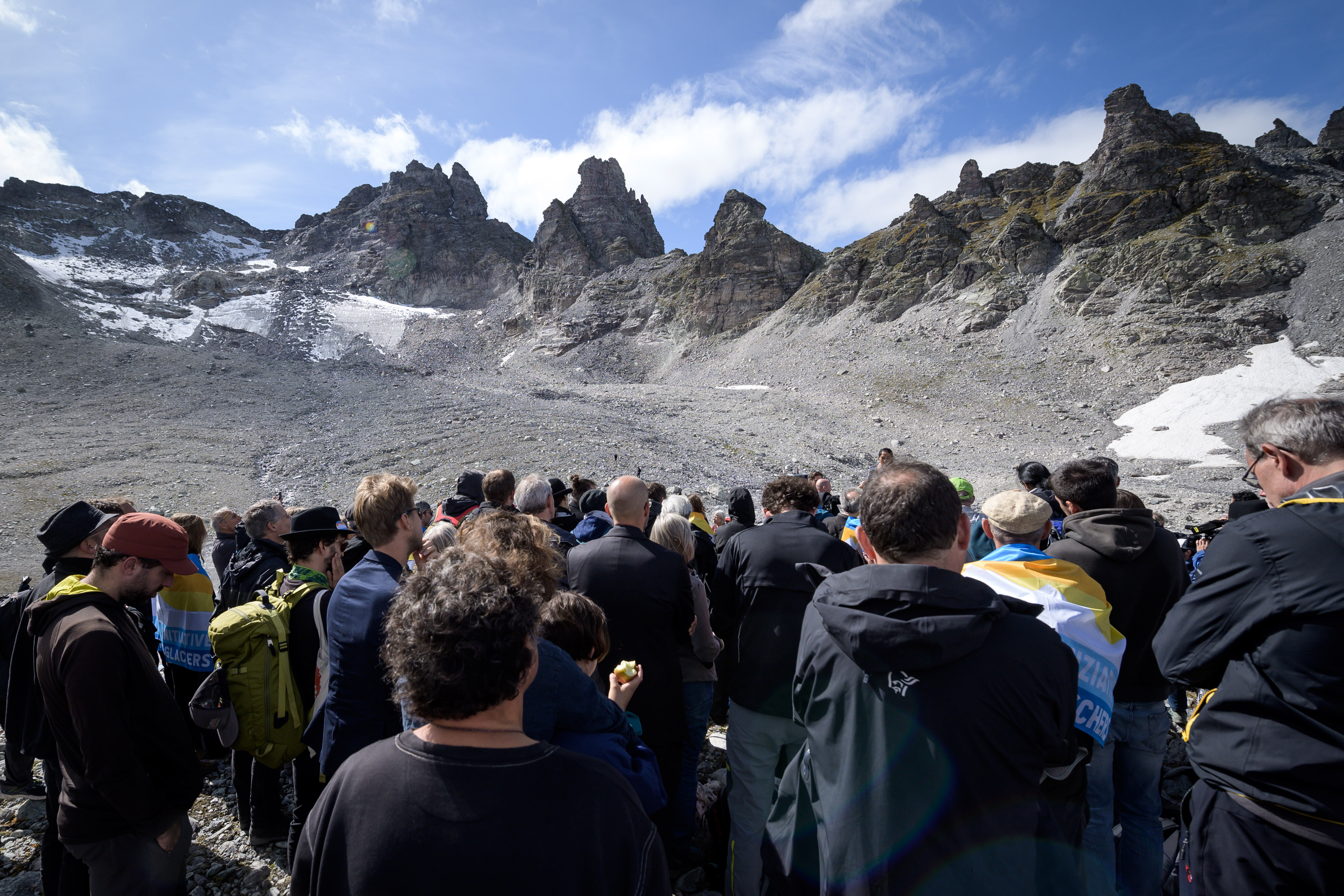 La gente participa en una ceremonia para conmemorar la 'muerte' del glaciar Pizol (Pizolgletscher) el 22 de septiembre de 2019 sobre Mels, este de Suiza. (Foto por Fabrice COFFRINI / AFP)