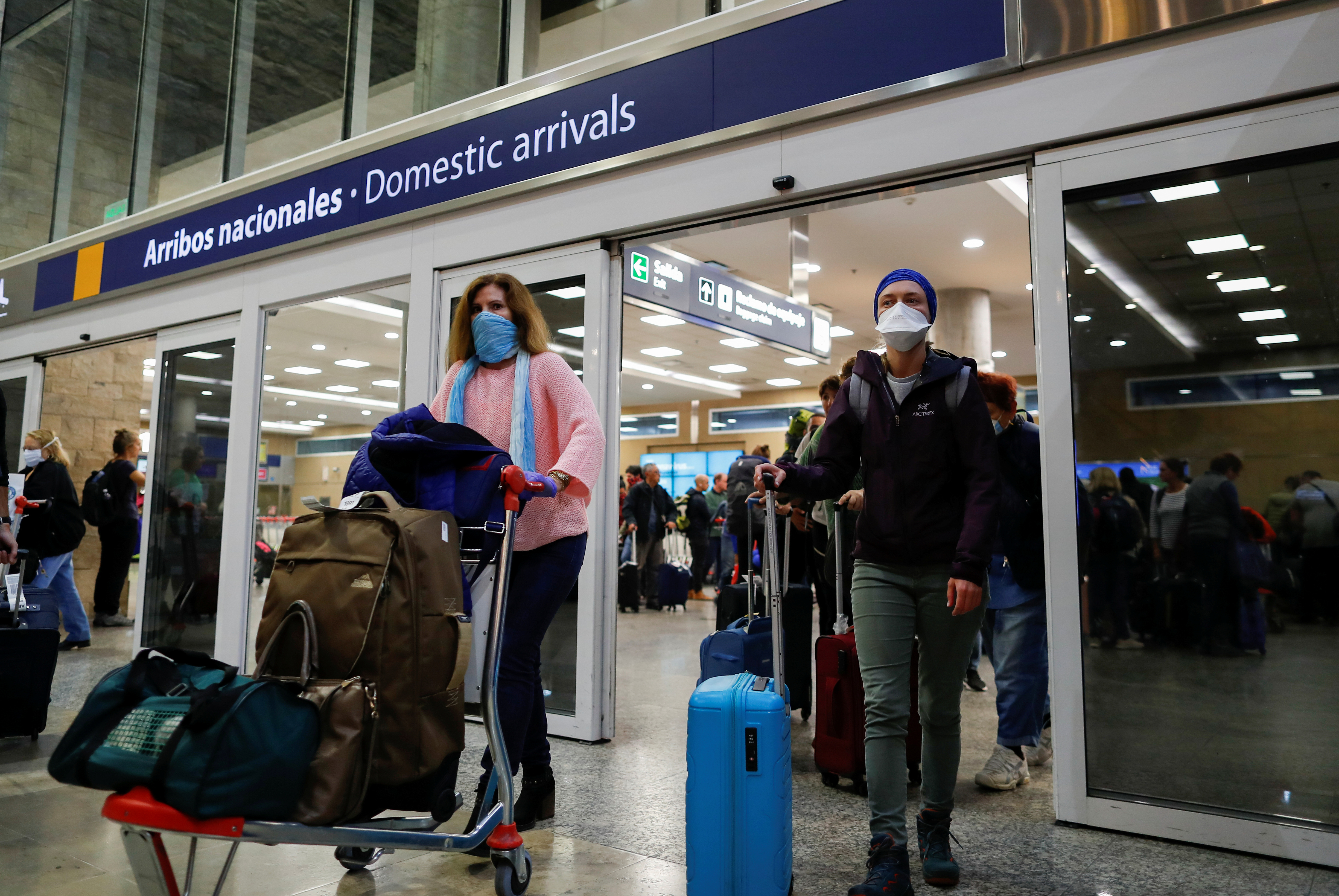 Los porteños que llegan a Ezeiza son obligados a aislarse en hoteles (Foto de archivo)