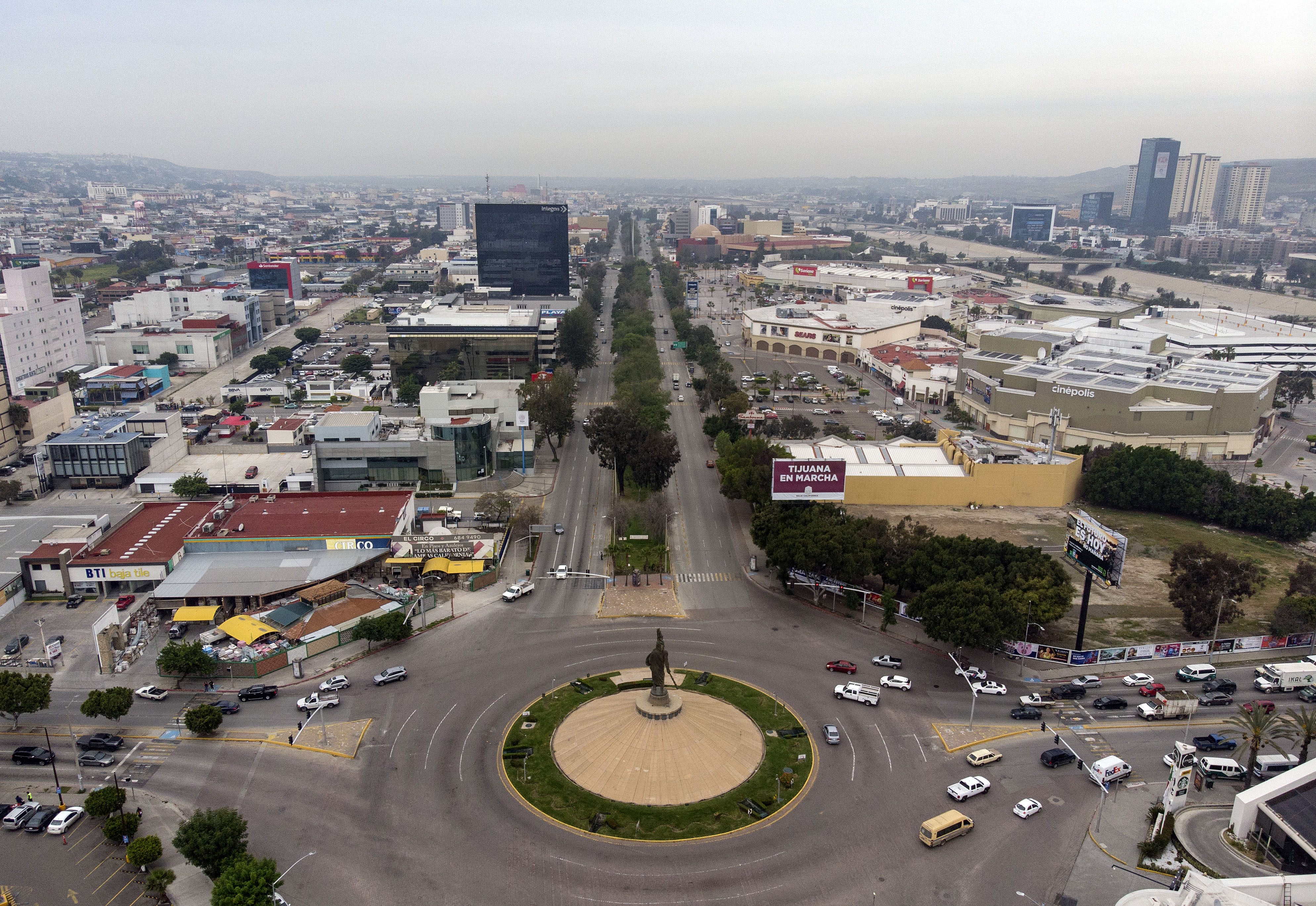 Vista aérea de la casi vacía Avenida Paseo de los Heroes en Tijuana, estado de Baja California, México, el 31 de marzo de 2020. - El gobierno mexicano declaró una emergencia de salud el 30 de marzo debido a la pandemia de coronavirus a medida que aumenta el número de casos de COVID-19 en el país, mientras que el gobierno del estado de Baja California intensificó las restricciones a la movilidad de las personas y el cierre de playas y centros comerciales, entre otros negocios no esenciales.