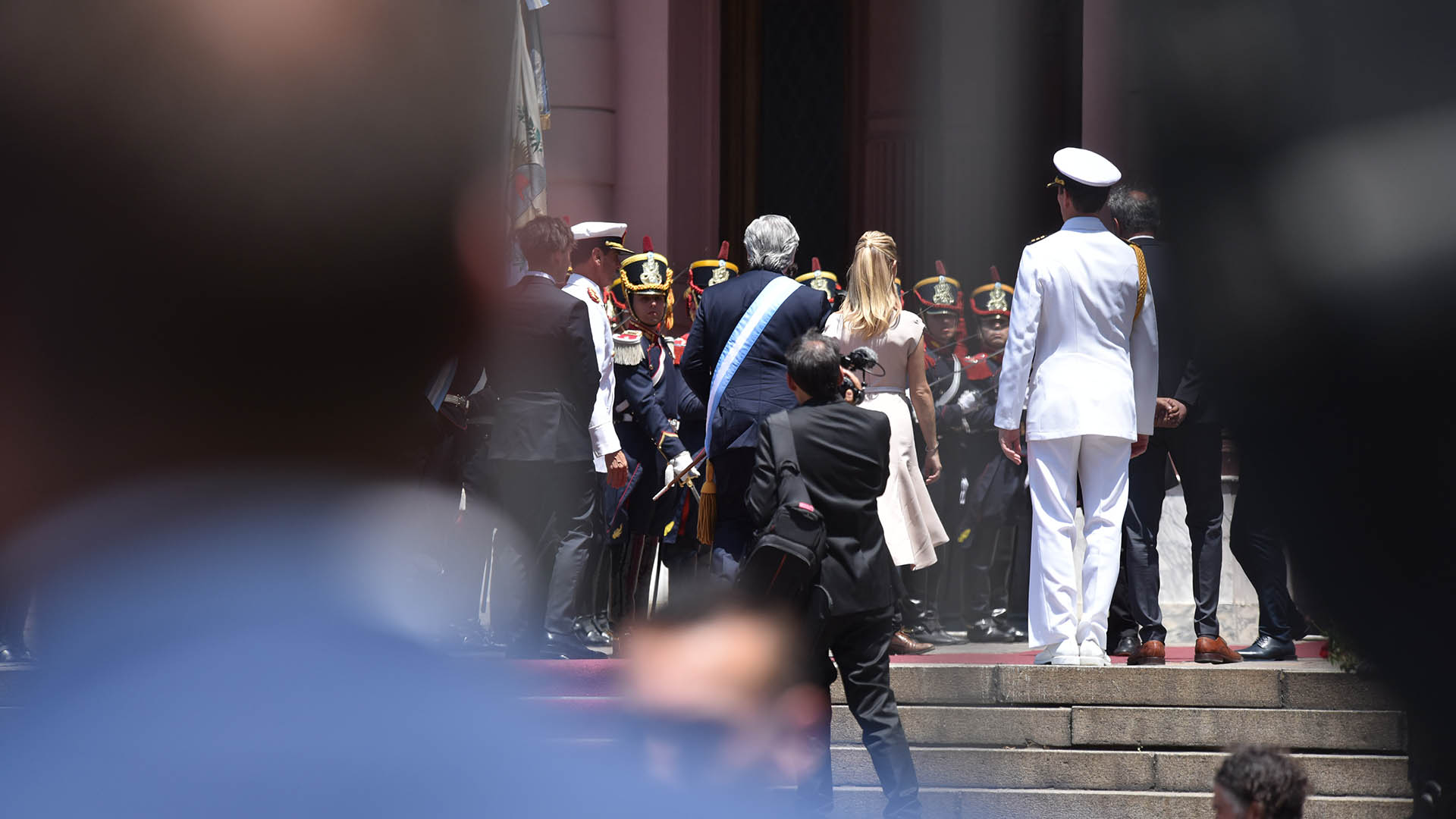 El presidente fue recibido por el cuerpo de granaderos en la Casa Rosada
