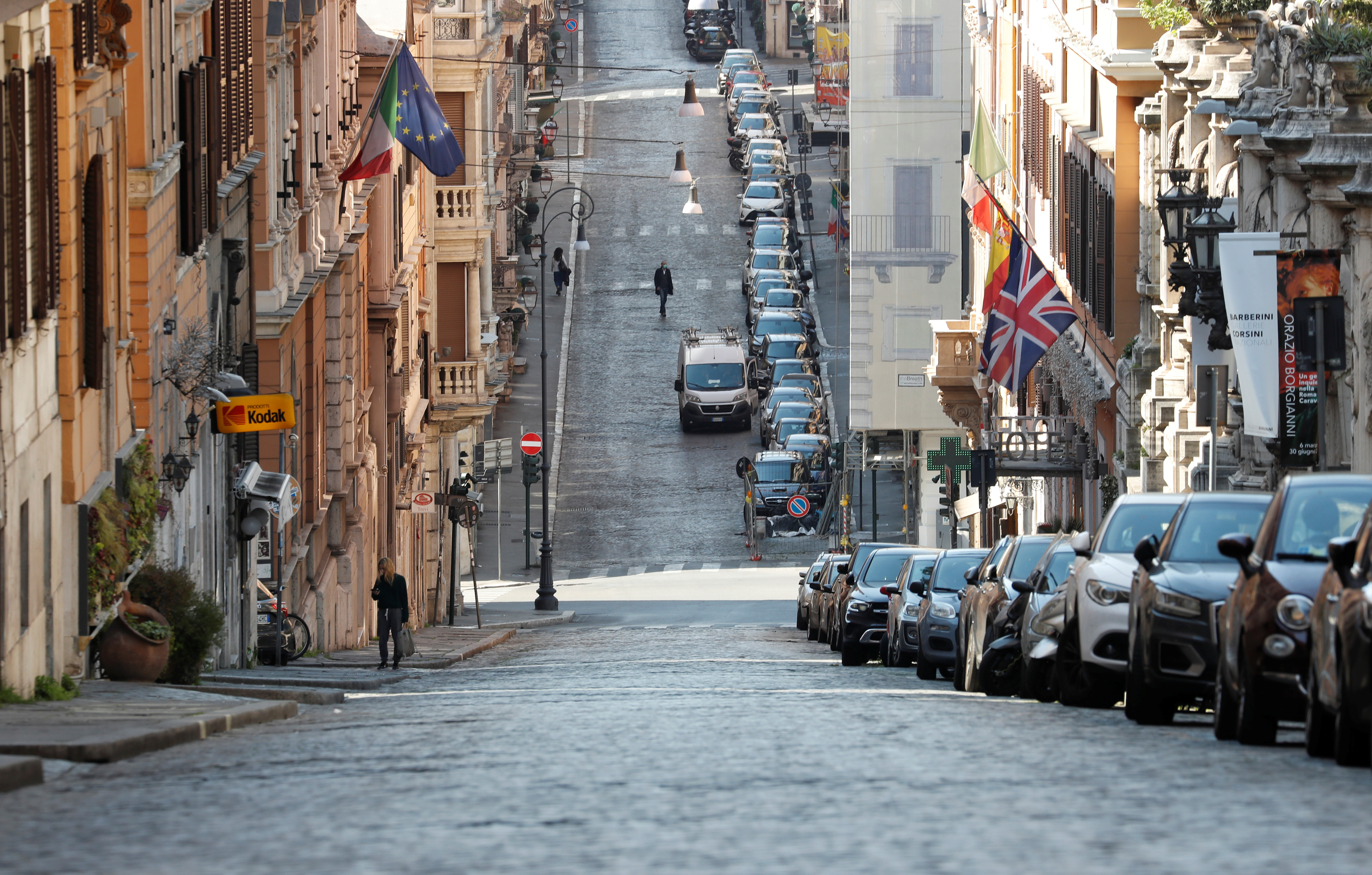Una calle de Roma casi completamente vacía (REUTERS/Remo Casilli)