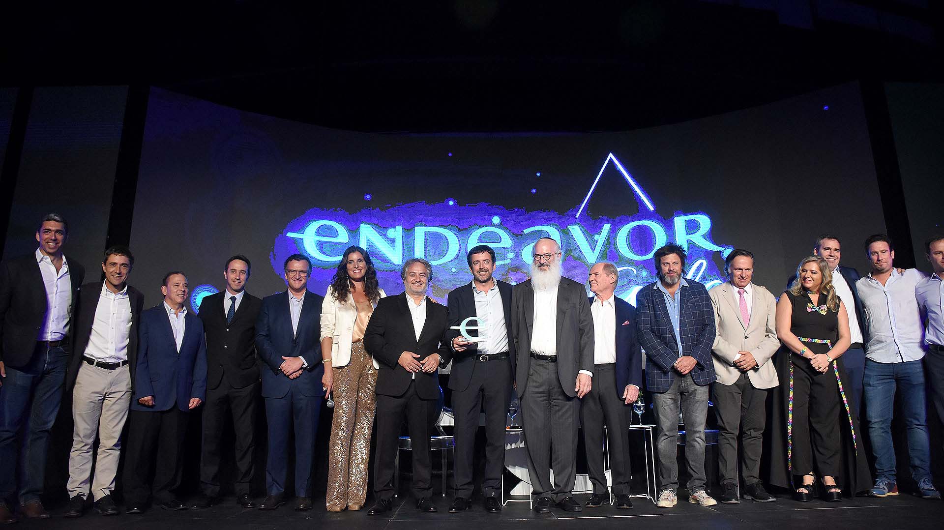 El comité completo de Endeavor con el distinguido de la gala: Mariano Bosch