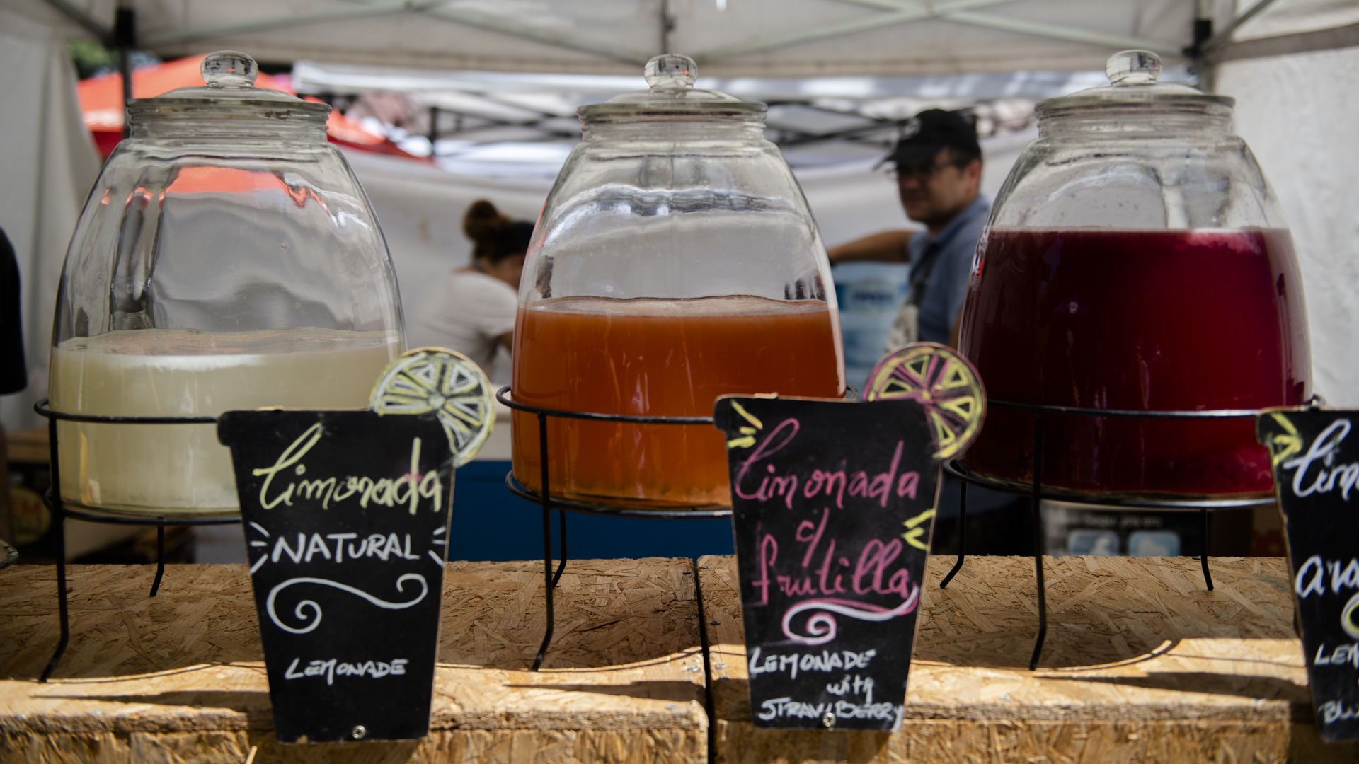 Para quienes quieran algo más natural, en el puesto de Deli-Cuados ofrecen licuados naturales que se hacen con leche o agua. Hay opciones de exprimidos de naranja, limonada natural, limonada de frutilla, limonada con arándanos