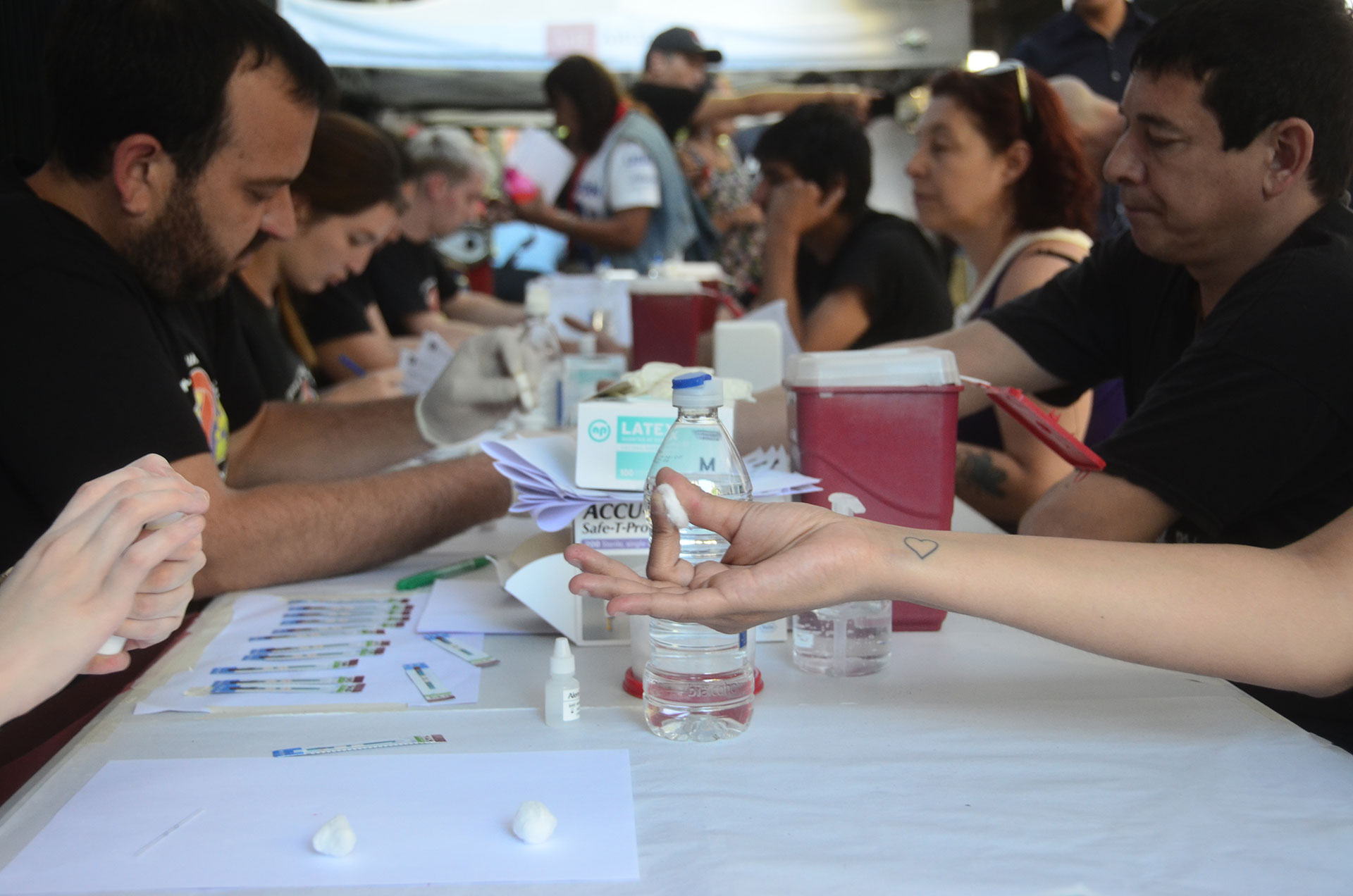 La Organización Mundial de la salud (OMS) define el VIH como una infección que deteriora progresivamente el sistema inmunitario, alterando o anulando su función de combatir infecciones y enfermedades. El término sida (síndrome de inmunodeficiencia adquirida) se utiliza en casos avanzados de VIH, dados por la aparición de una o varias infecciones o cánceres relacionados