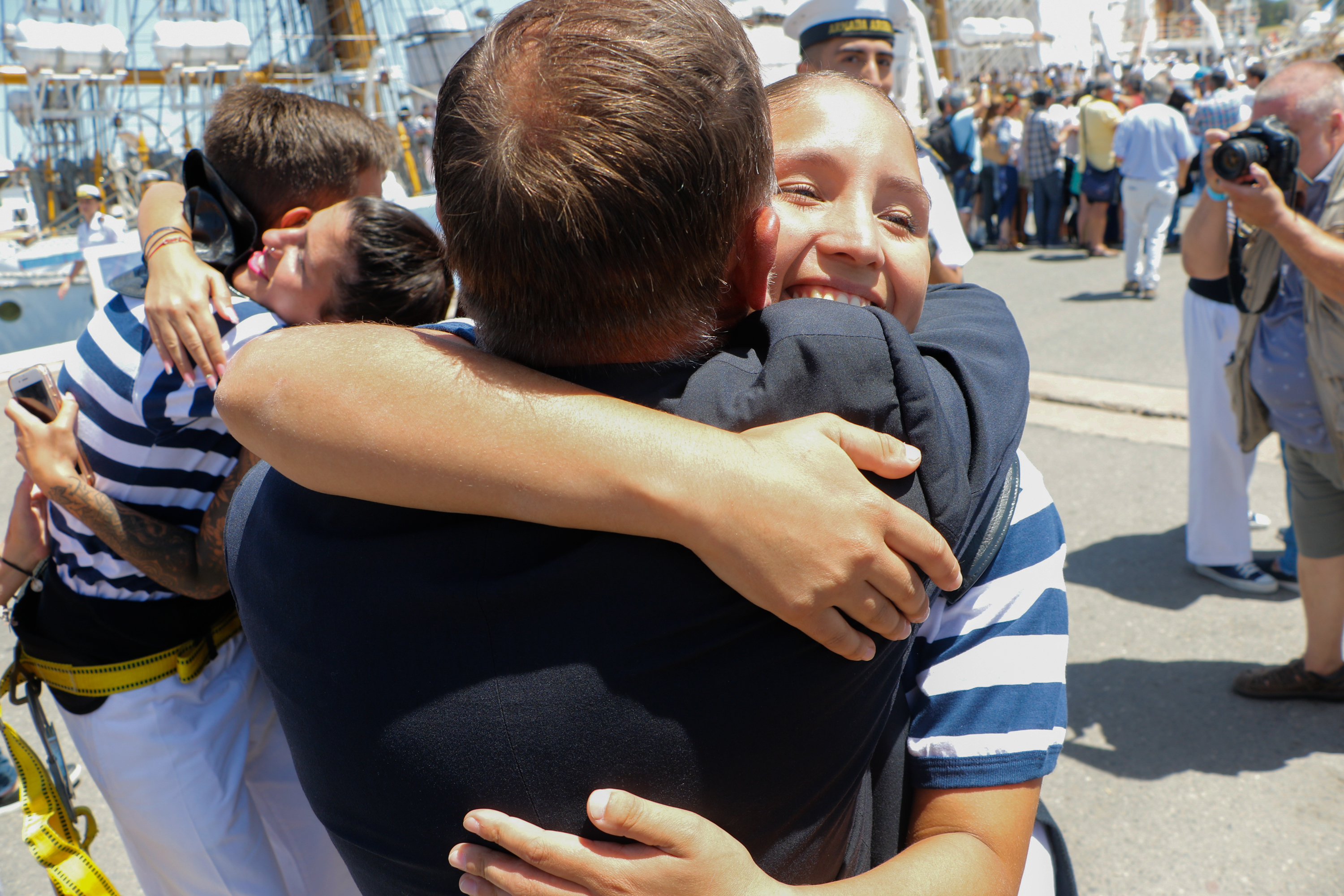 Los abrazos y besos por el reencuentro se repitieron entre familiares y seres queridos