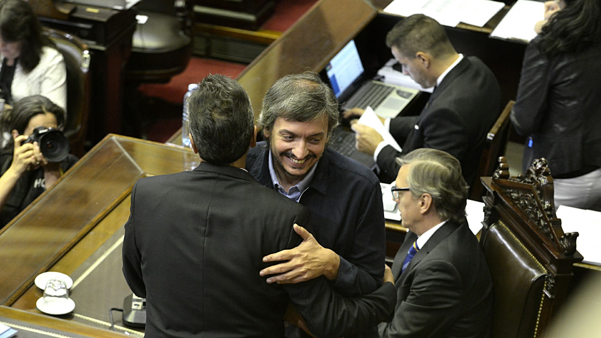 Máximo Kirchner junto a Sergio Massa en la Cámara de Diputados