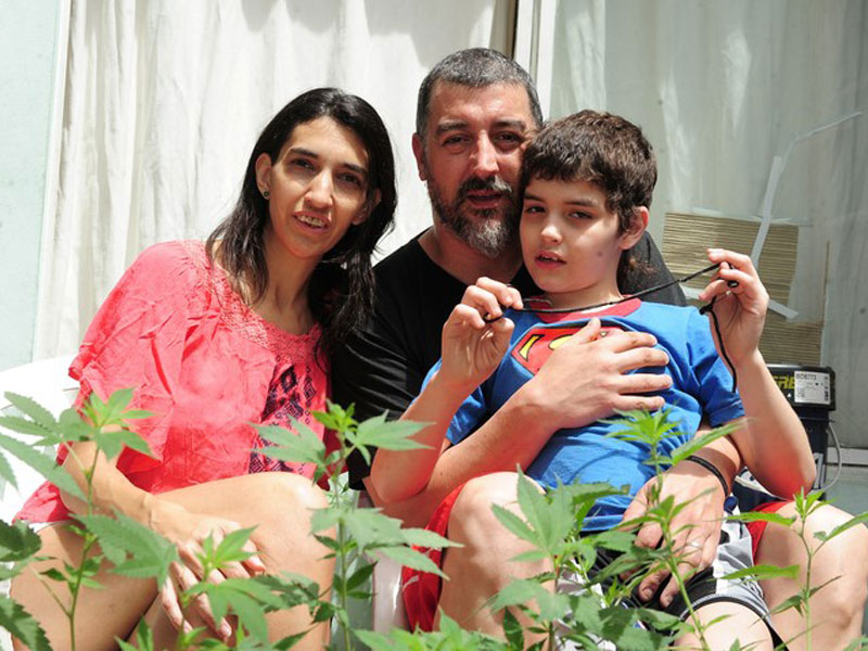 Valeria Salech, junto a su hijo Emiliano, que padece epilepsia y autismo
