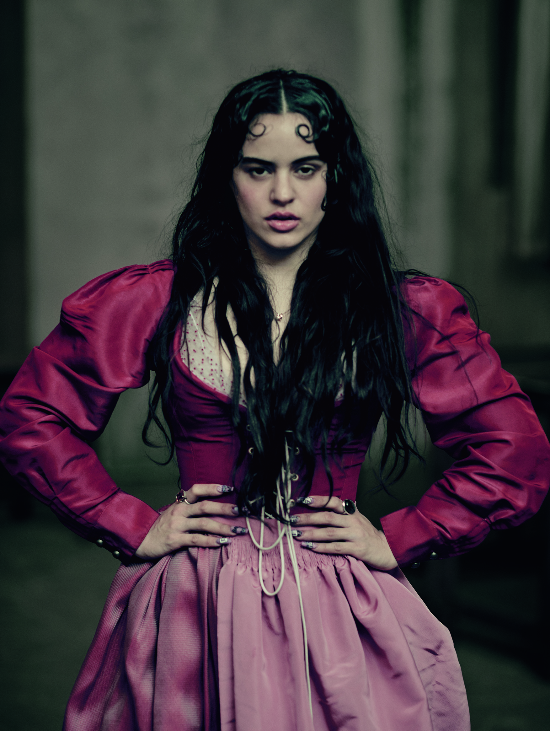 La cantante Rosalía participó del Calendario Pirelli 2020. “Looking for Juliet”, es el titulo que lleva el tradicional shoot y fue realizado por Paolo Roversi. Este ha sido presentado hoy en el Teatro Filarmónico de Verona (FOTOS: Paolo Roversi)