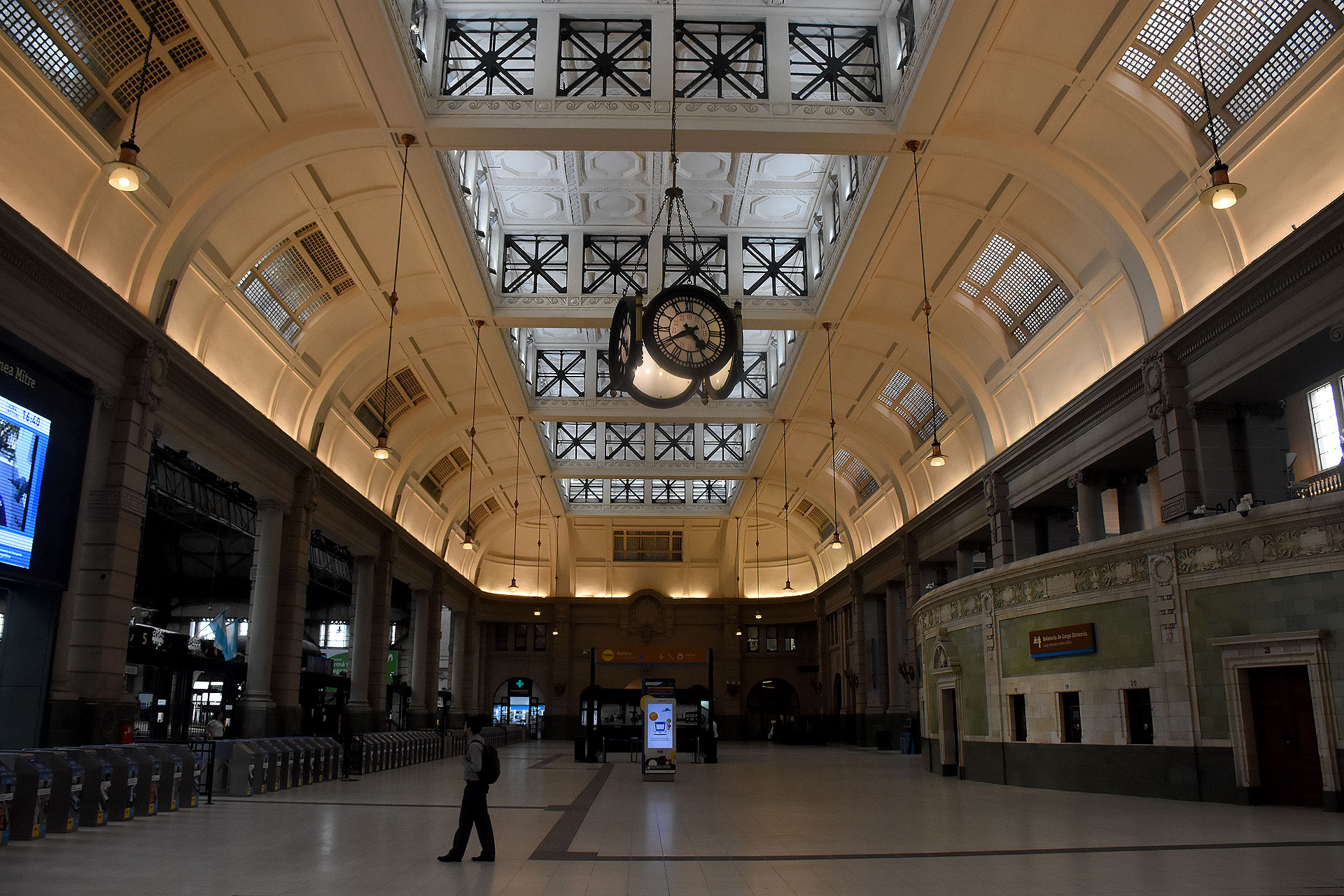 Otra postal de la estación de Retiro sin gente 
