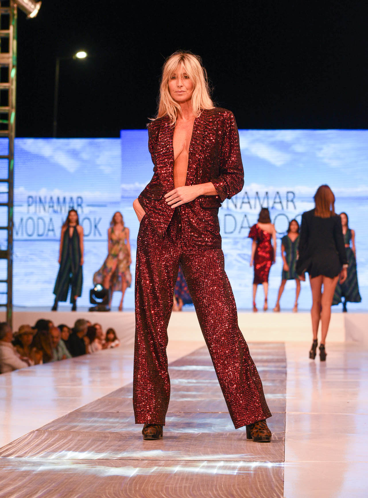 La modelo Soledad Solaro en la pasada del diseñador Benito Fernández, lució un elegante mono rojo de lentejuelas