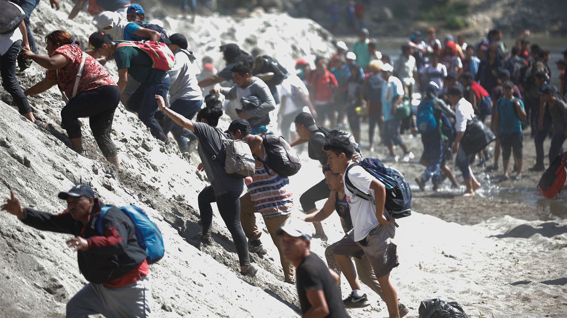 Migrantes escalan las riberas del río Suchiate en su intento por cruzar la frontera (Foto: José Cabezas/Reuters)