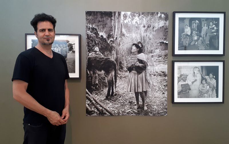 El fotógrafo argentino Martín Weber habla con Reuters sobre su última exhibición "Mapa de sueños latinoamericanos", en Buenos Aires, Argentina, 20 de noviembre del 2019. Foto tomada el 20 de noviembre del 2019. REUTERS/Lucila Sigal