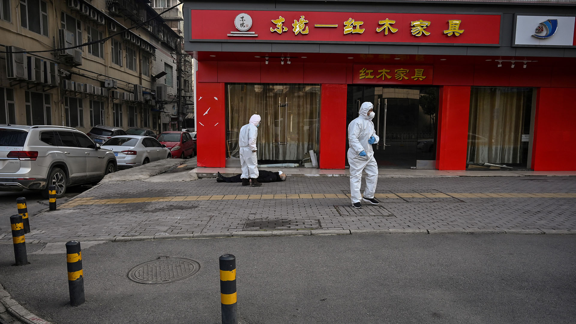 Los periodistas de la agencia citada vieron el cuerpo en el piso instantes antes de que llegara un vehículo de emergencia con policías y personal médico vestidos con trajes de protección (Héctor RETAMAL / AFP)