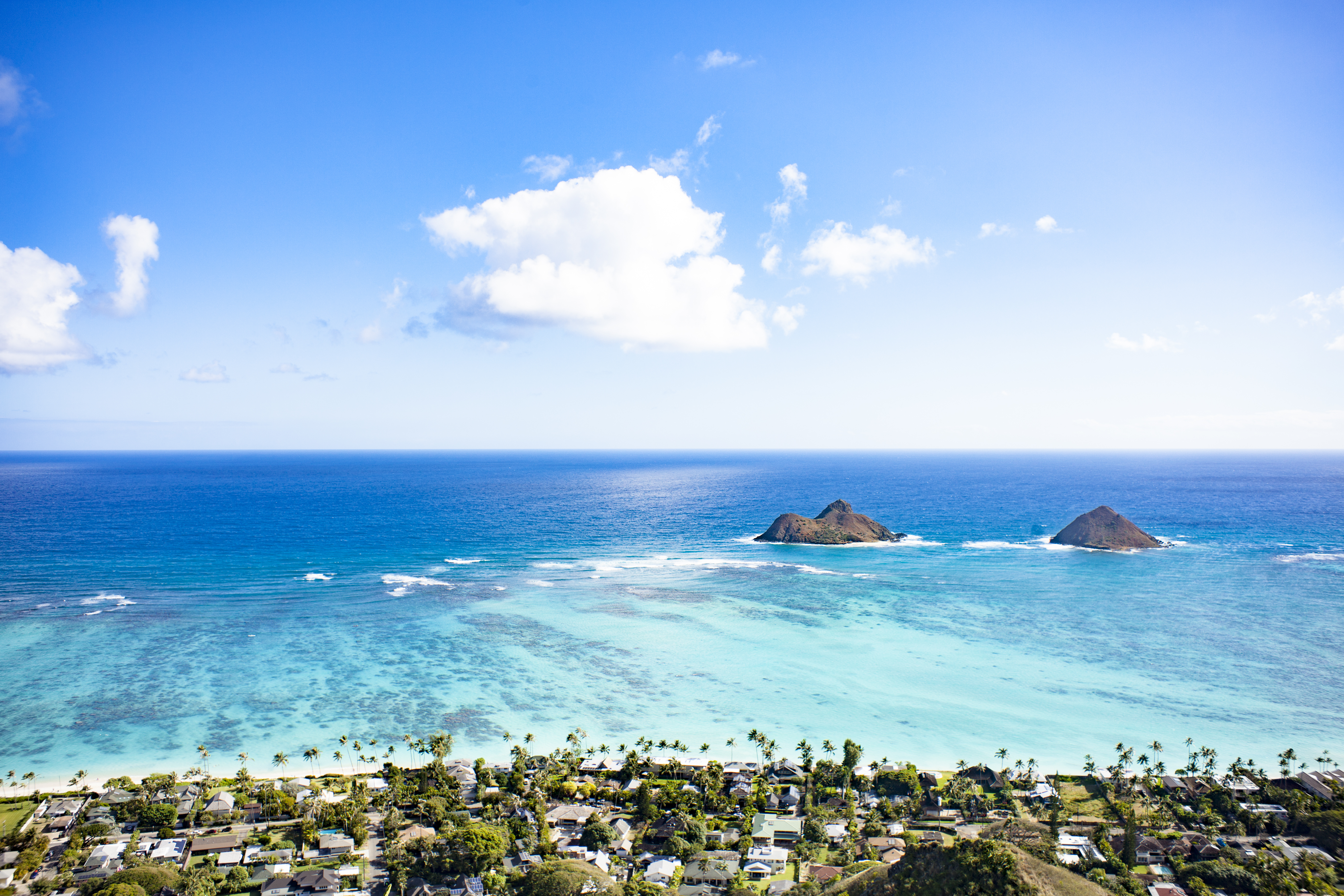La Playa Lanikai es una playa ubicada en Kailua, en la costa este de Oahu, Hawái. Esta playa, con sólo 800 metros de largo, es considerada una de las mejores playas del mundo. Contiguo a esta playa se encuentra un barrio de clase alta, y debido a esto es accsesible sólo a través de caminos públicos. Lanikai significa