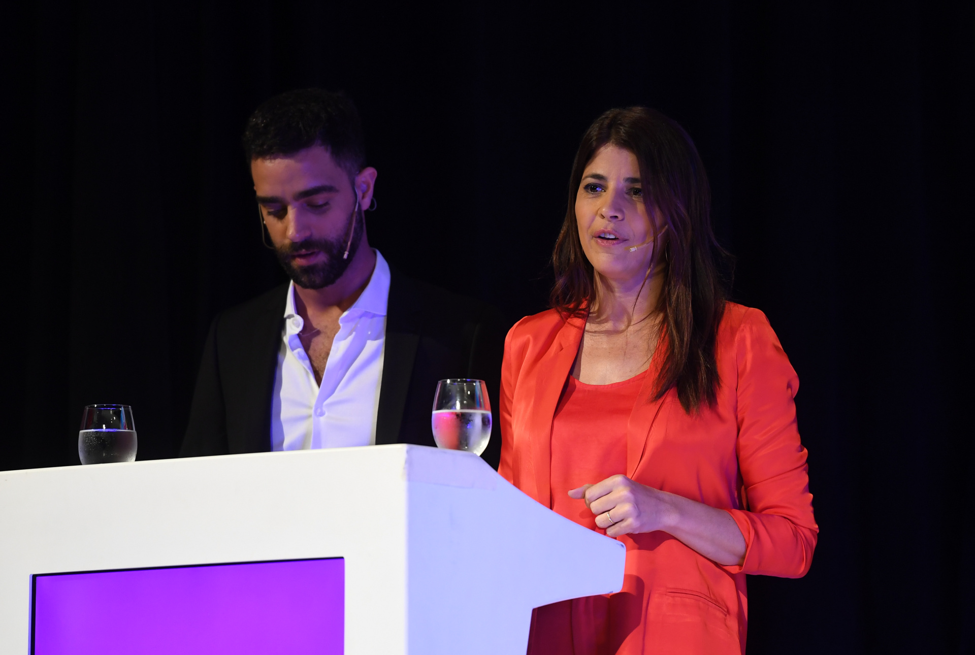 Los periodistas Diego Poggi y Eleonora Cole estuvieron a cargo de la conducción del evento