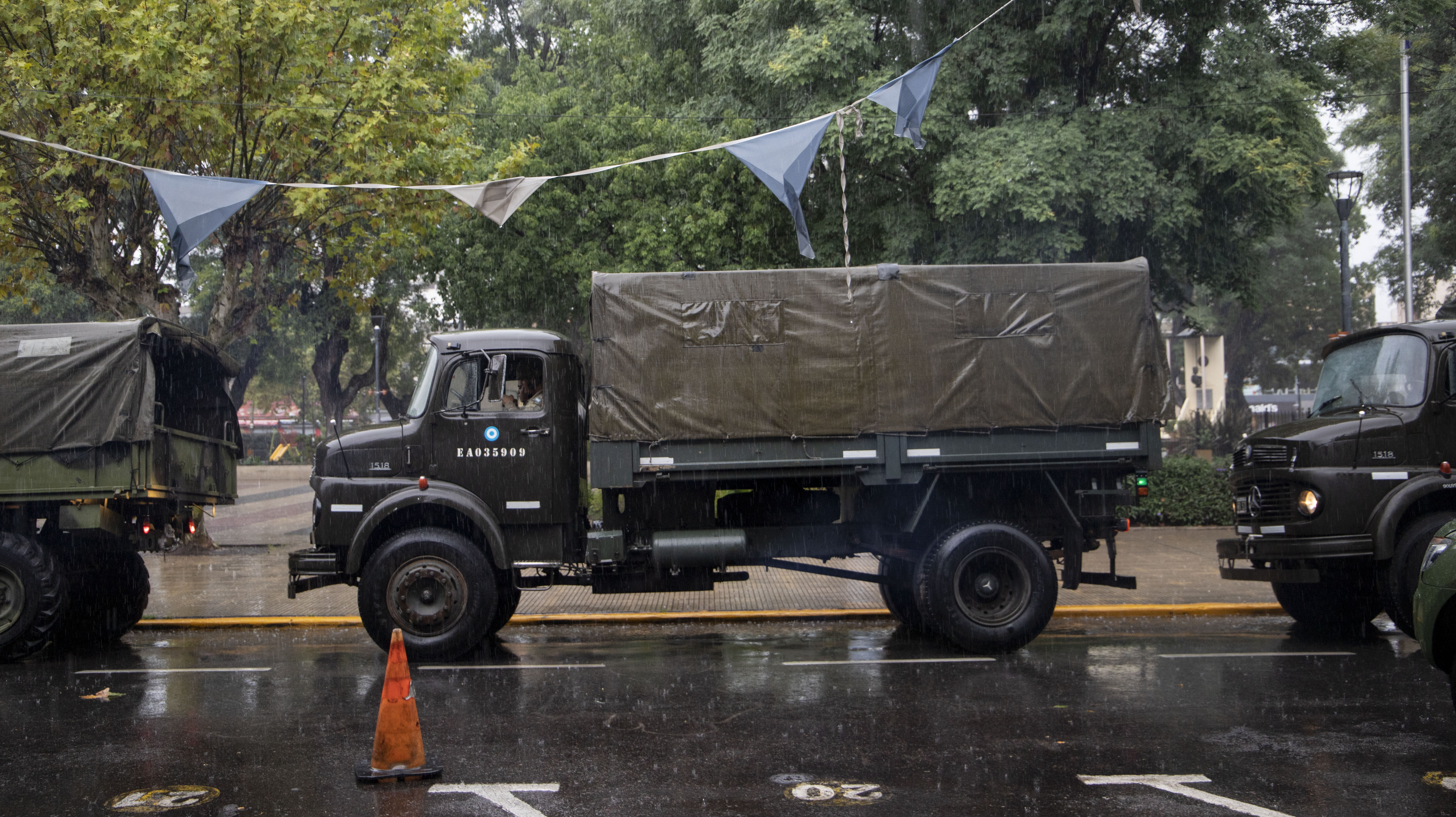 En total llegaron 21 camiones del Ejército Argentino con cerca de cien efectivos