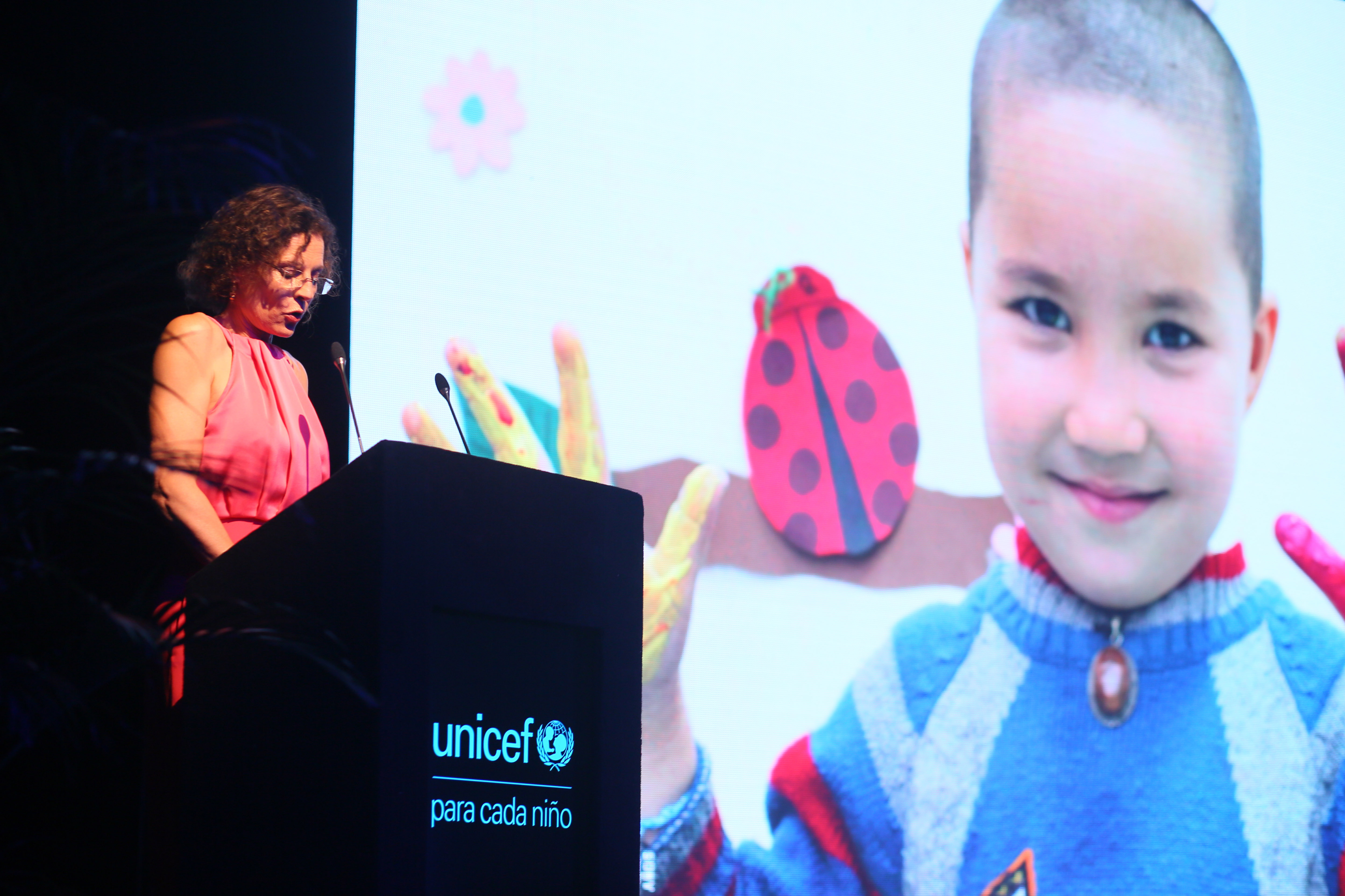 Desde su adopción, la Convención de los Derechos del Niño ayudó a transformar la vida de niños y adolescentes, y demostró que donde hay voluntad y determinación política, su vida puede mejorar. “La Convención insta a que los Estados se hagan responsables del cumplimiento de los derechos de la niñez, pero también apela a la sociedad como un todo. Las empresas ocupan un lugar central en la trama social y tienen mucho por contribuir. Este aniversario es de todos, tenemos una gran oportunidad: garantizar que las nuevas generaciones tengan la posibilidad de desarrollar todo su potencial y crezcan sanas y protegidas”, afirmó la Representante de UNICEF Argentina, Luisa Brumana