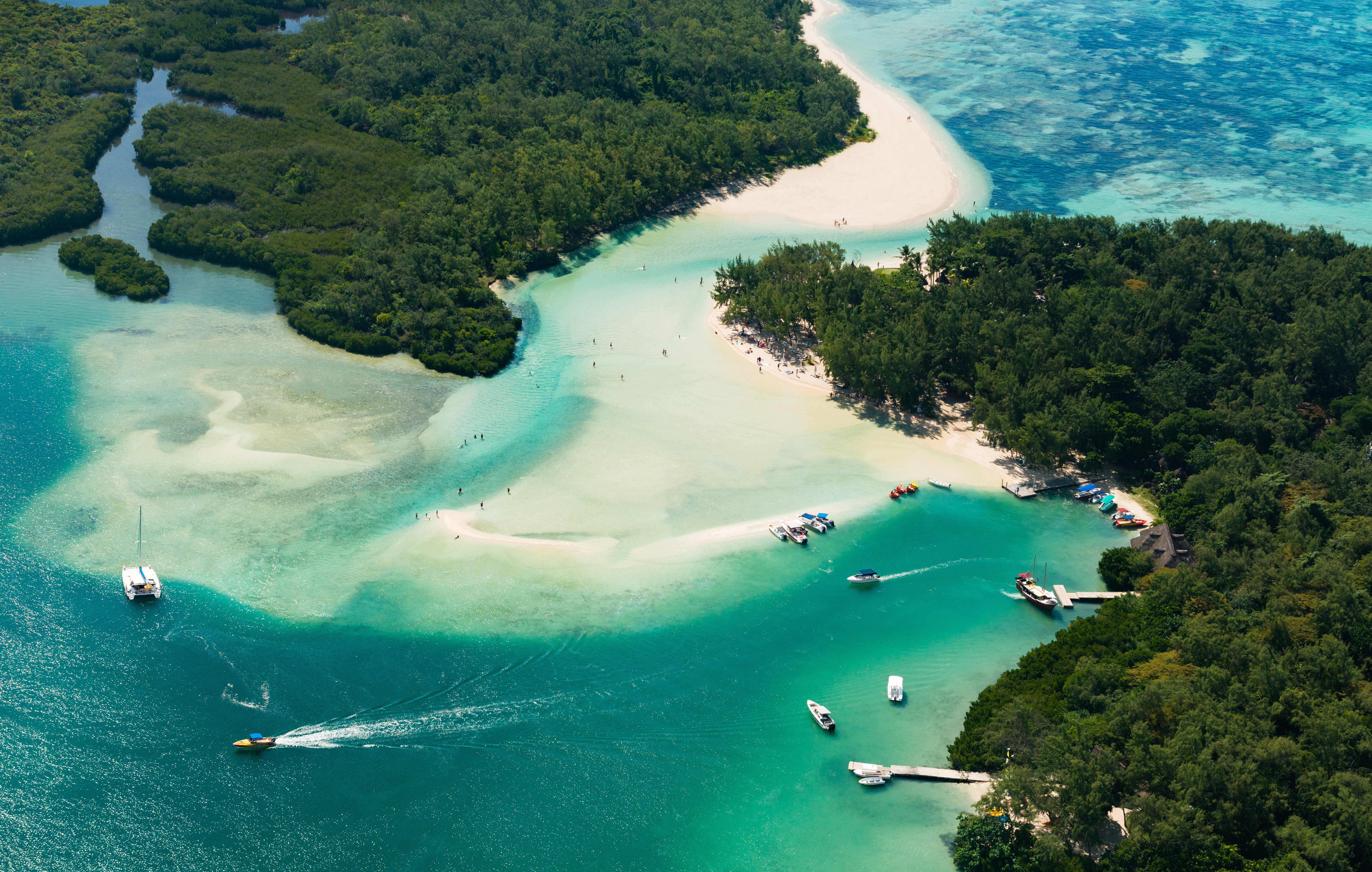 Île aux Cerfs es una isla privada cerca de la costa este de Mauricio en el distrito de Flacq. Todos los días, mauricianos y turistas visitan la isla; salen en botes desde el pueblo de Trou d'Eau Douce y pasan el día en la isla